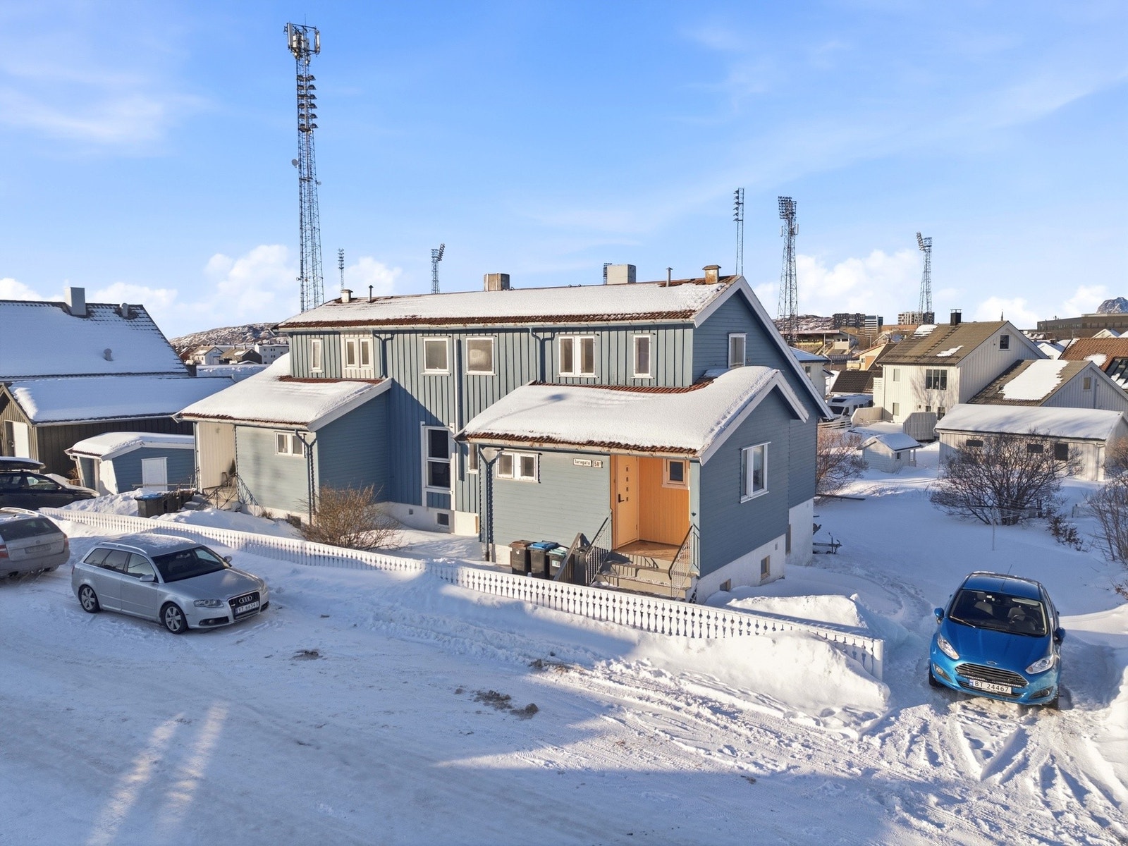 Boligen er innholdsrik og går over 3 plan. Galleribilde