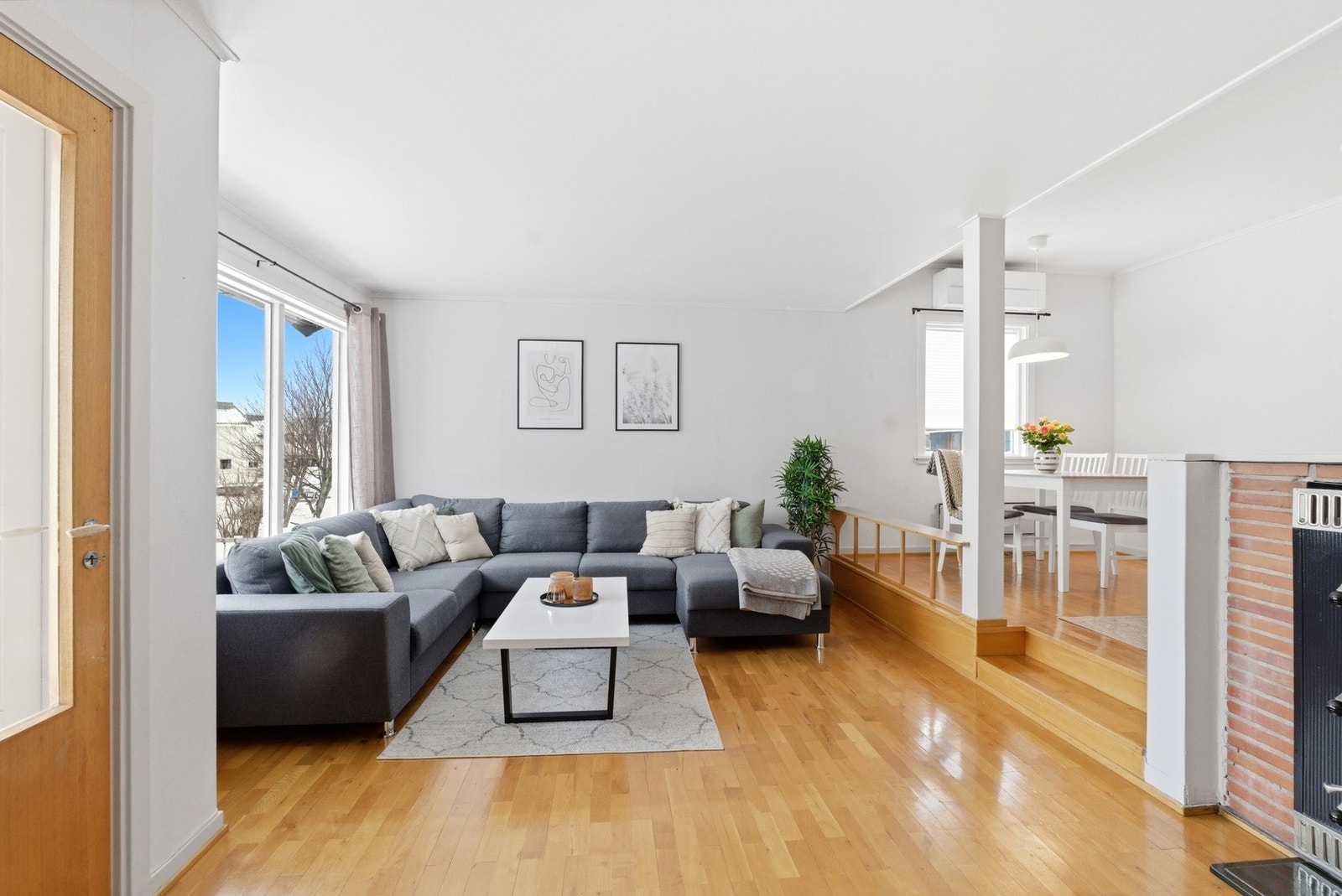 Stue med god plass til sofagruppe og spisestue. Galleribilde