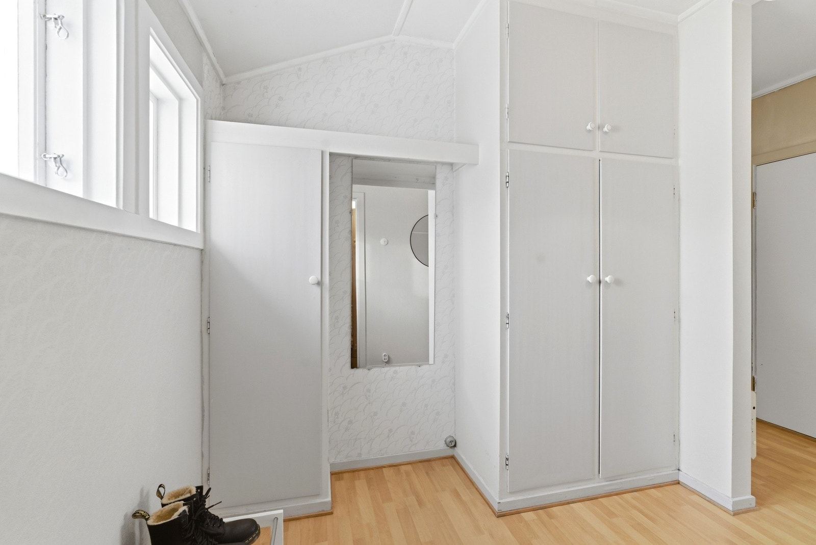 Velkommen inn! Entré med plass til å henge fra seg klær i garderobeskap. Galleribilde