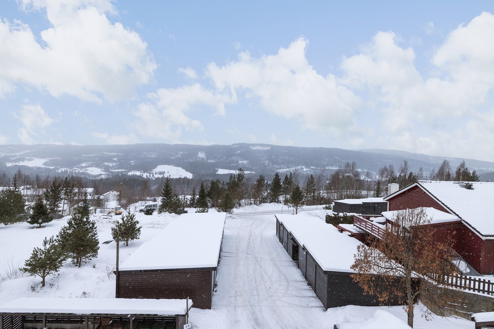 Eiendommen ligger i et stille og rolig område med lite trafikk og støy. Galleribilde
