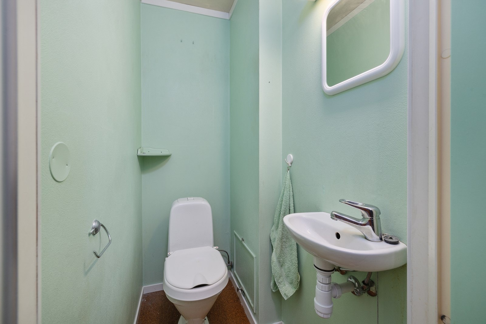 Praktisk, separat toalettrom utstyrt med vegghengt servant og toalett. Galleribilde