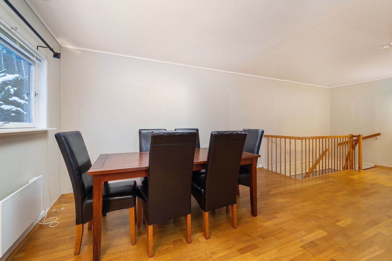 Her er det god plass for en egen spisesone i tilknytning til kjøkkenet. Galleribilde