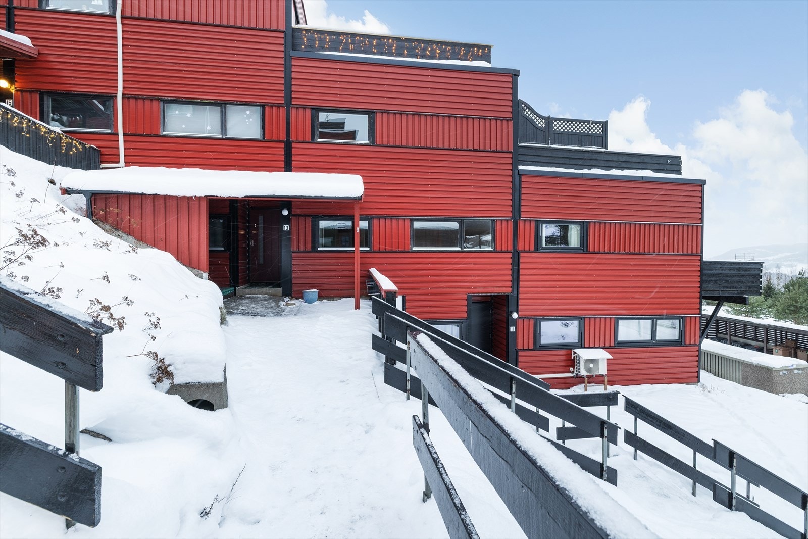 Terrasseleilighet over to plan fra 1980, beliggende i Oppenåsen i Heradsbygda Galleribilde