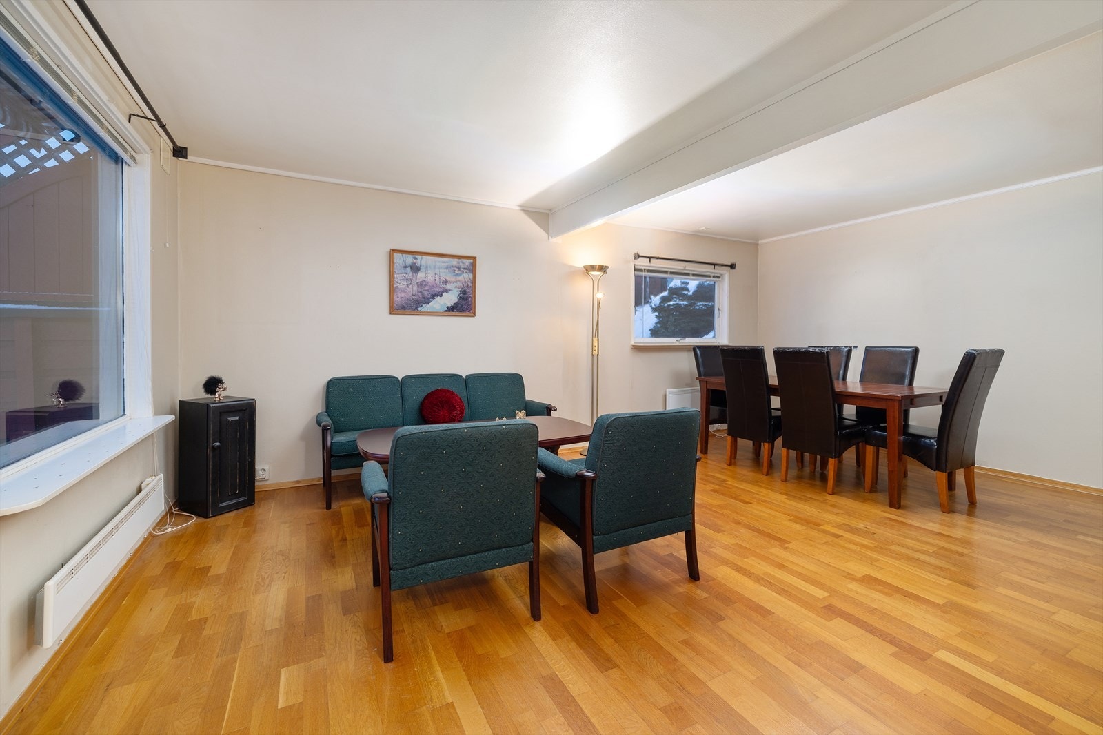 Stuen er romslig med plass til både sofagruppe og spisebord. Galleribilde