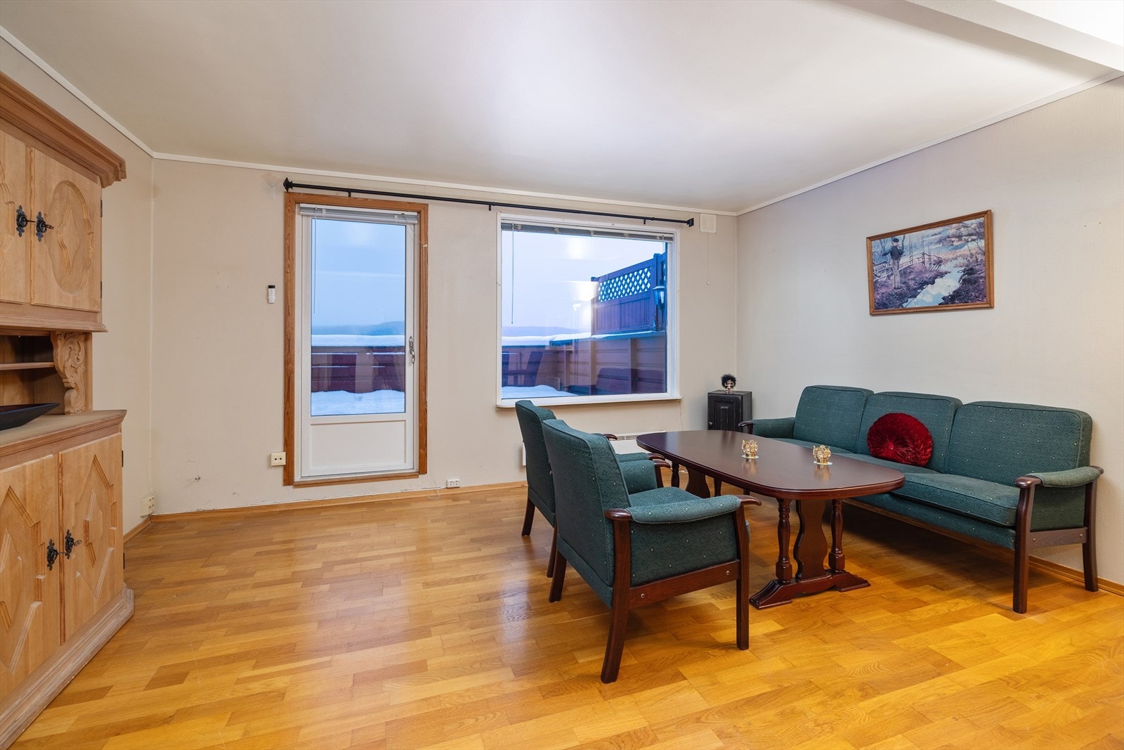 Fra stuen er det direkte utgang til en stor, sør-vestvendt terrasse. Galleribilde