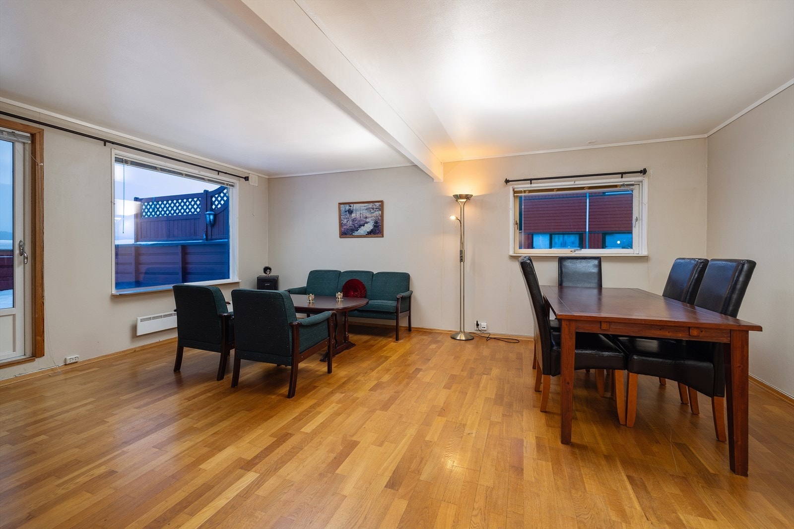 Oppholdsrommet har en åpen og luftig atmosfære med gjennomgående gulvflater. Galleribilde