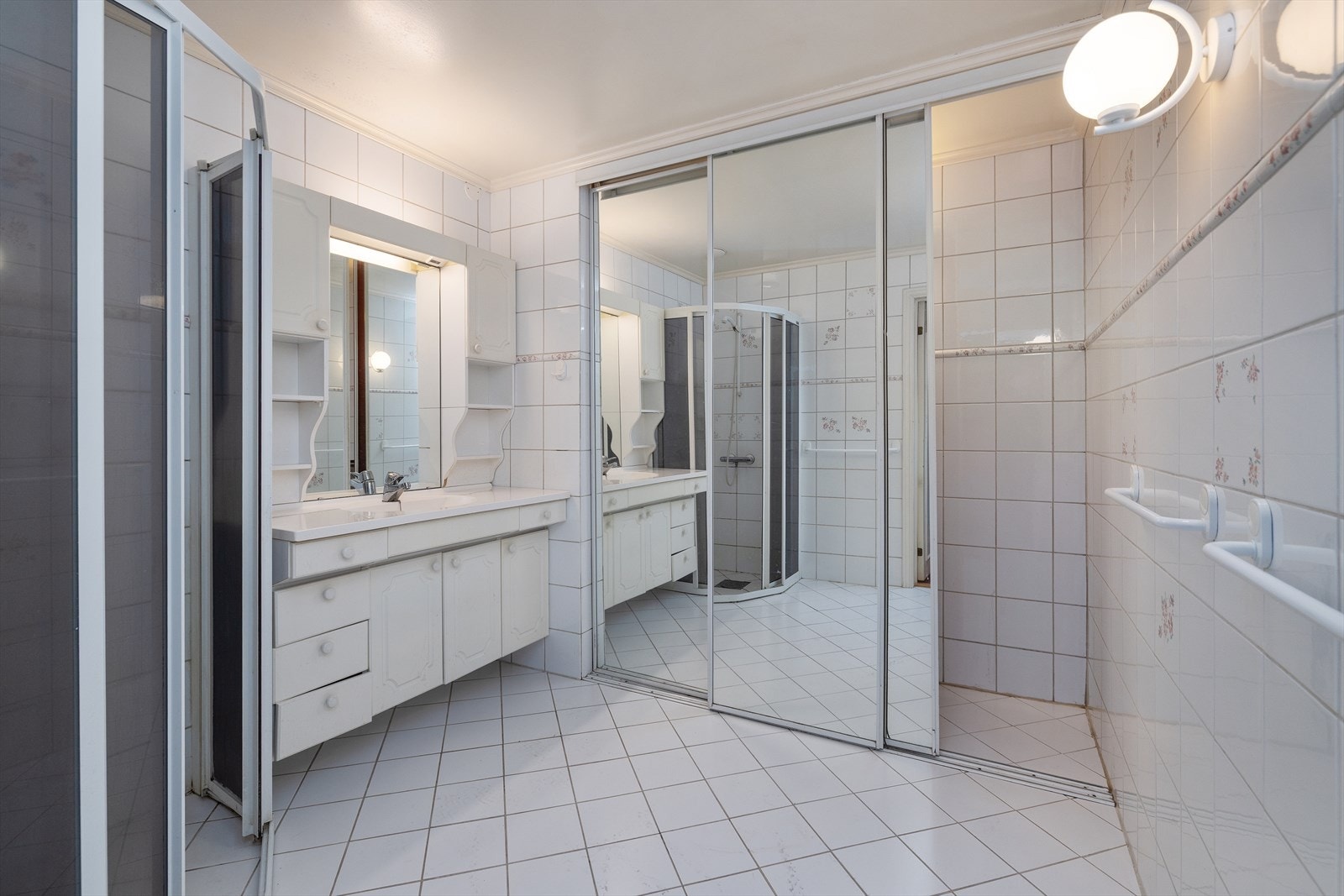 Badet er flislagt og har elektriske varmekabler i gulvet for økt komfort. Galleribilde