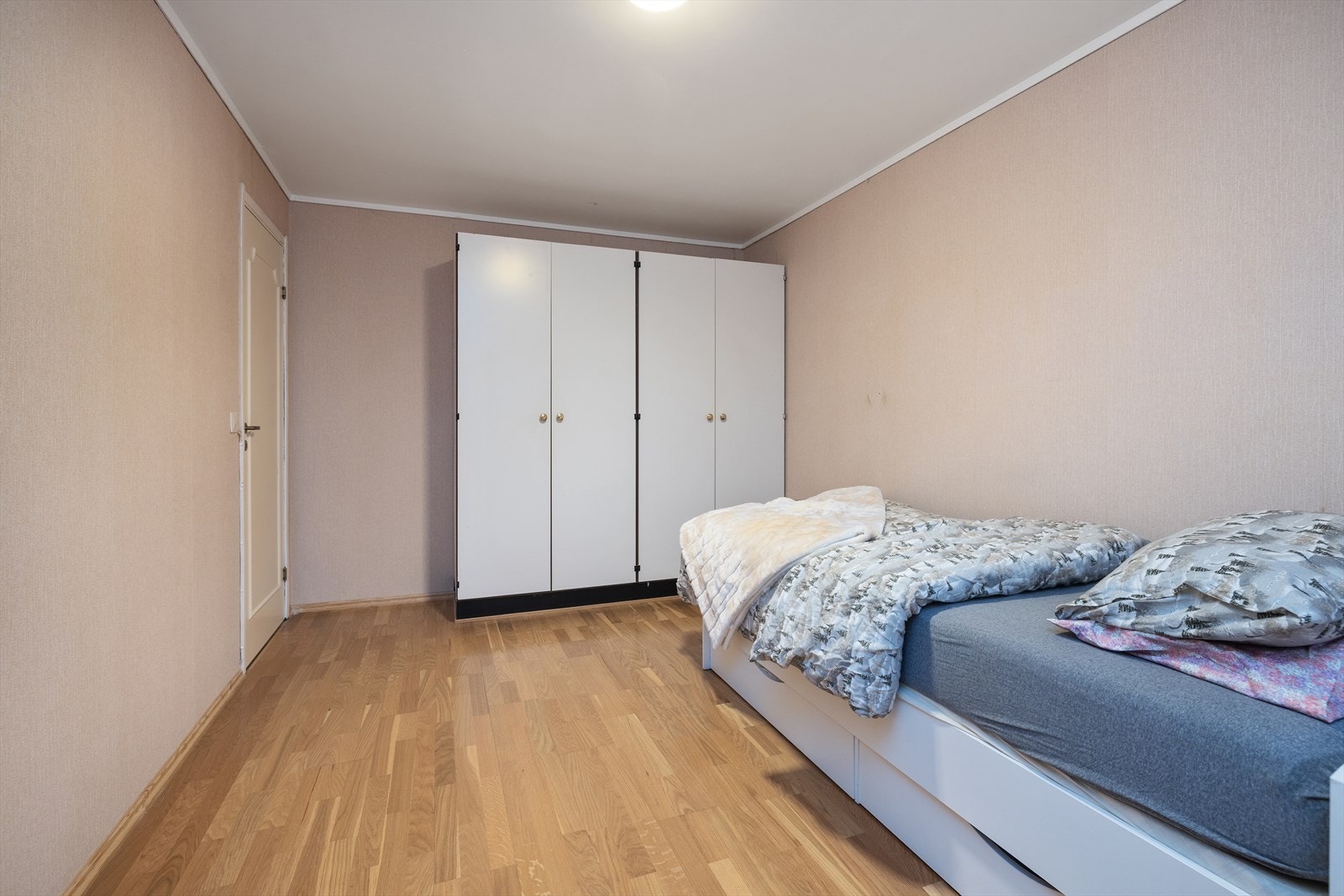 Boligen har tre soverom i første etasje. Dette rommet har god plass til seng og garderobe. Galleribilde