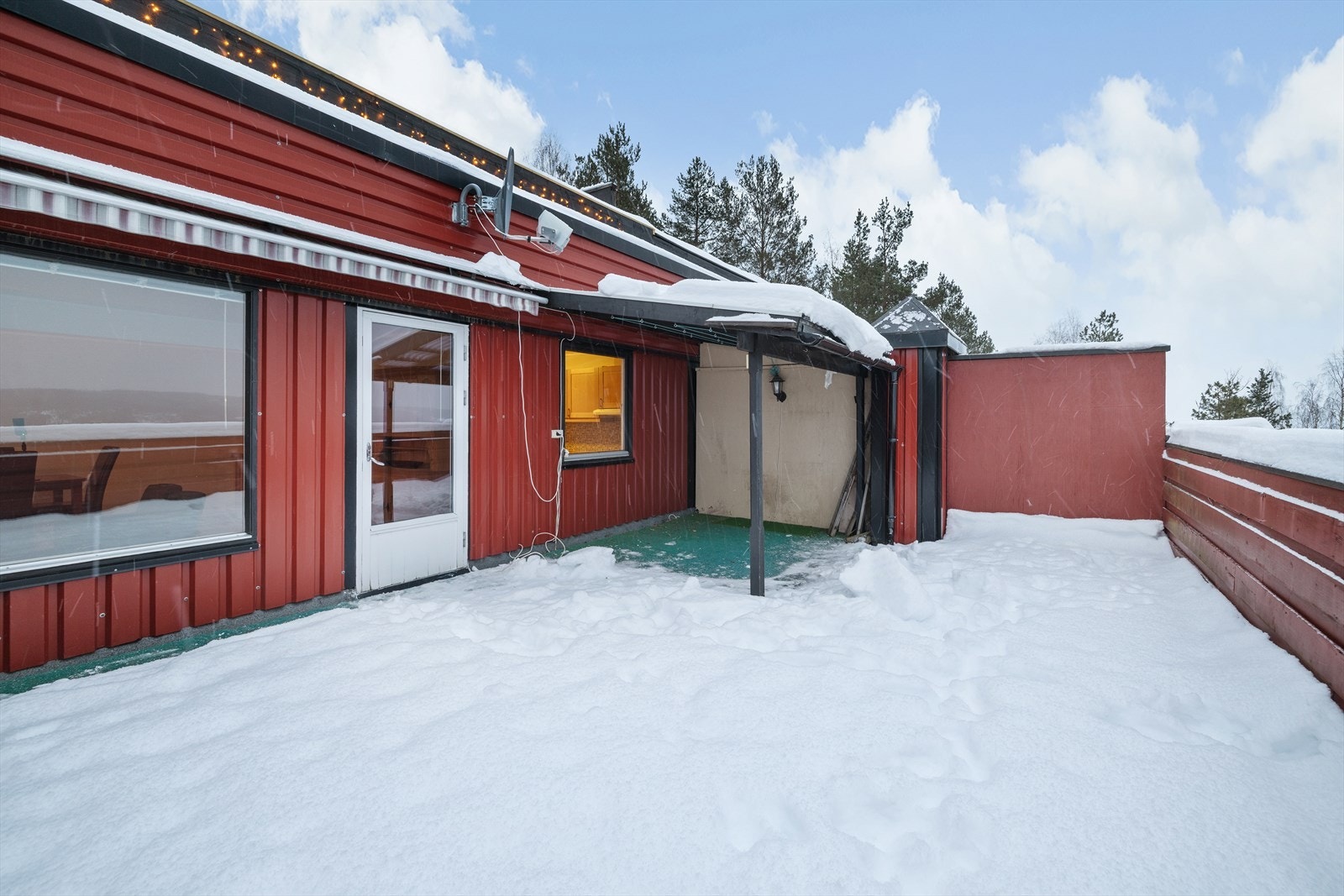 Den romslige terrassen på 33 m² har et takoverbygg og god plass til utemøbler. Galleribilde