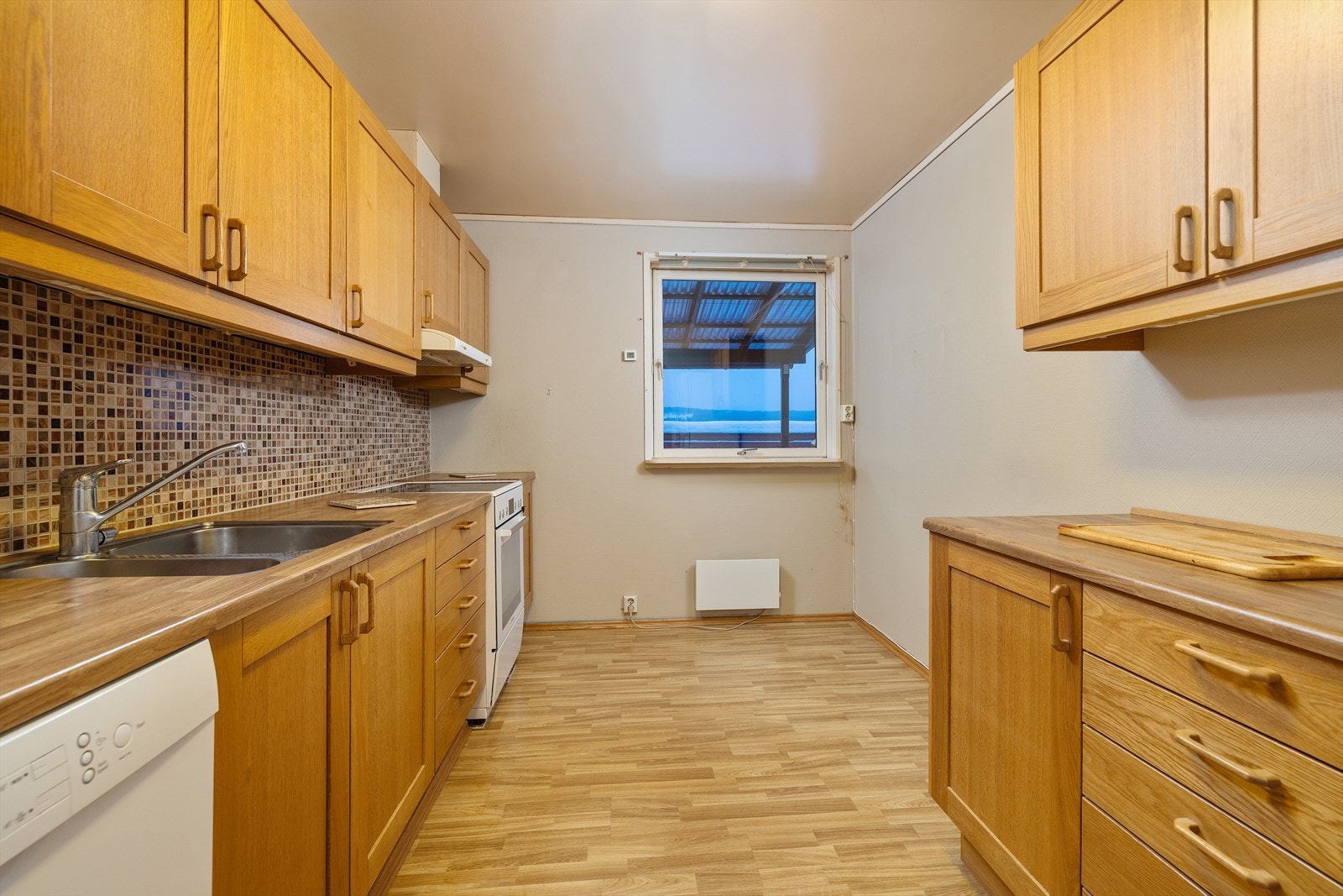 Kjøkkenet har opplegg for oppvaskmaskin og ventilator med avtrekk ut. Galleribilde