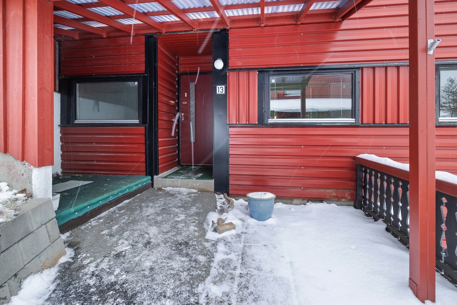 Inngangspartiet er overnygget. Leiligheten ligger i byggets 2. etasje Galleribilde