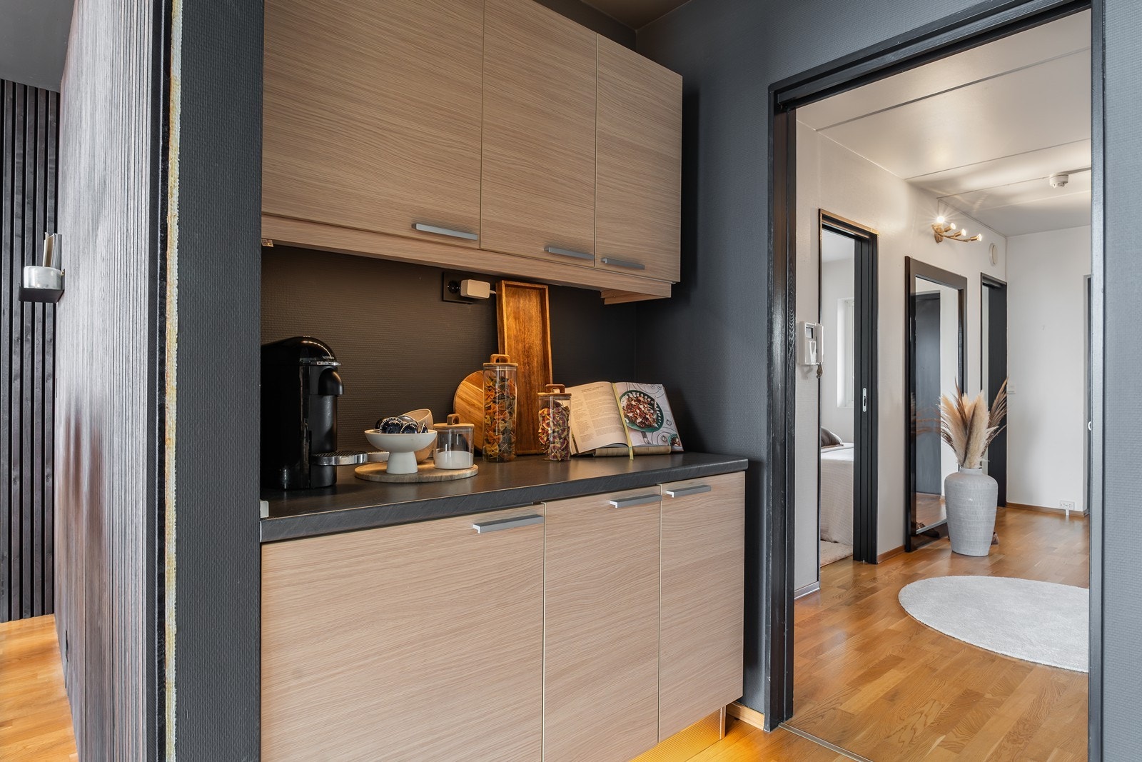 Med kjøkkenbenker på begge sider får du godt med plass til matlaging, til tross for kjøkkenets kompakte størrelse. Galleribilde