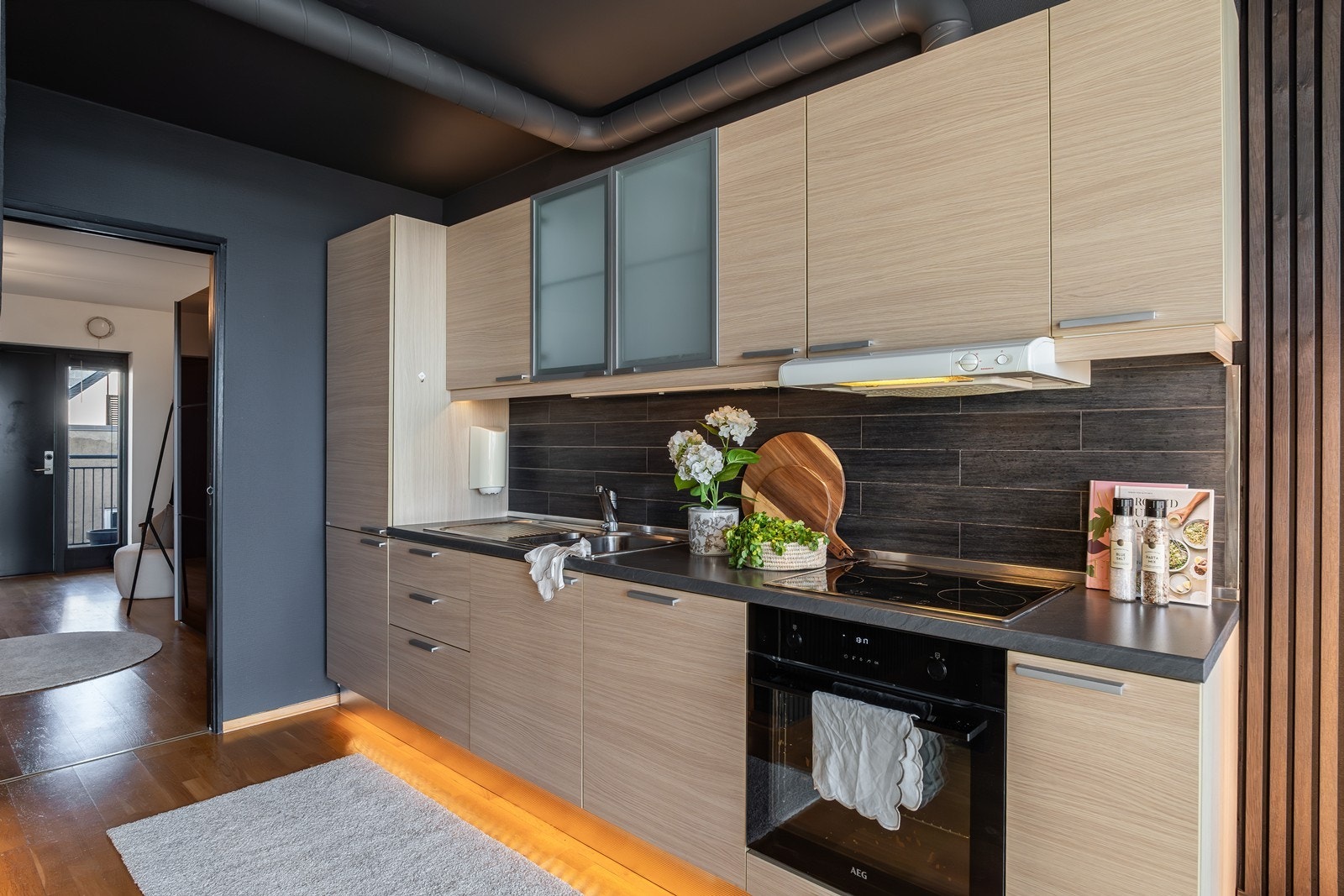 Kjøkkenet oppleves romslig og har god skapplass. Galleribilde