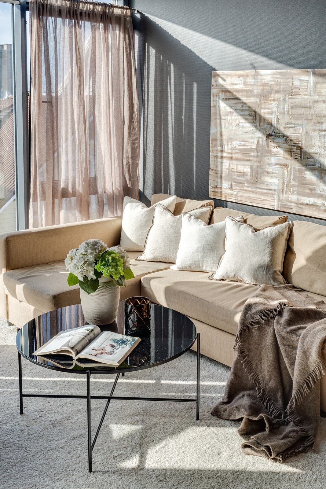 Rommet er malt i en delikat farge og har parkett på gulv. Galleribilde