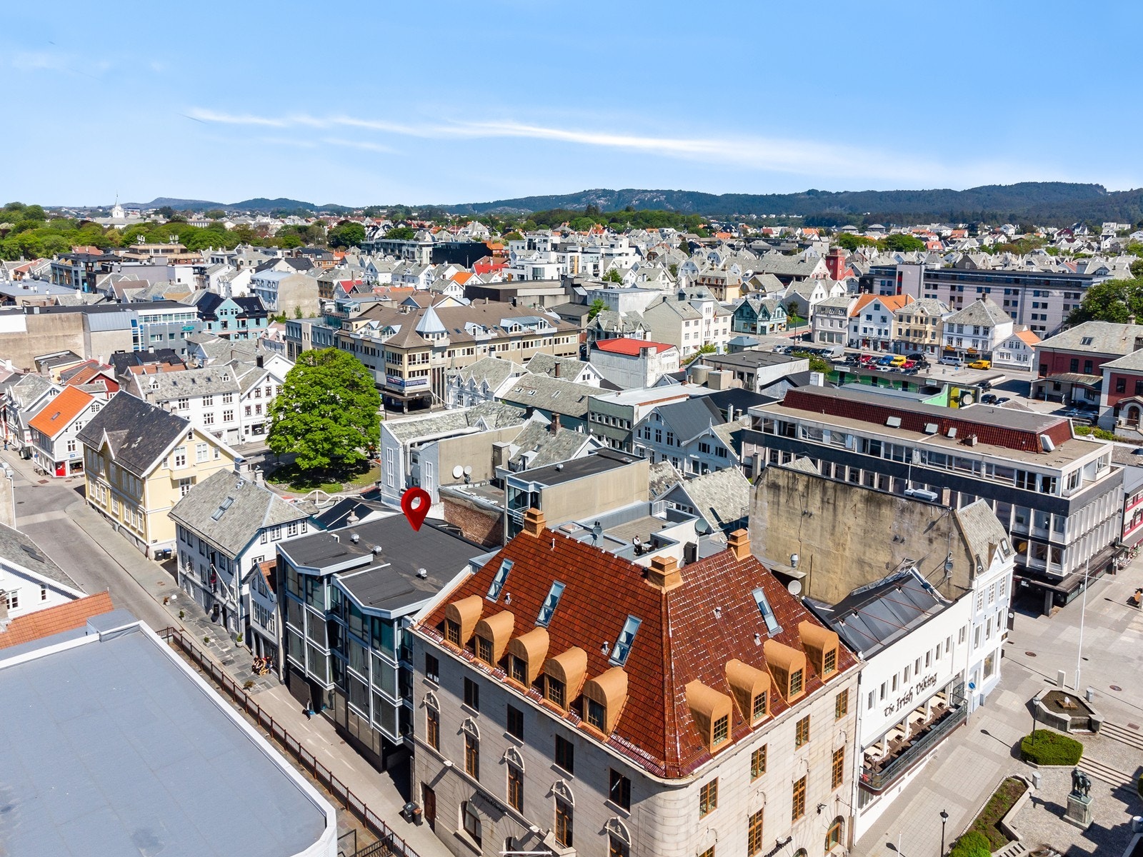 Her bor du i kort gåavstand fra byens butikk - og servicefasiliteter! Galleribilde