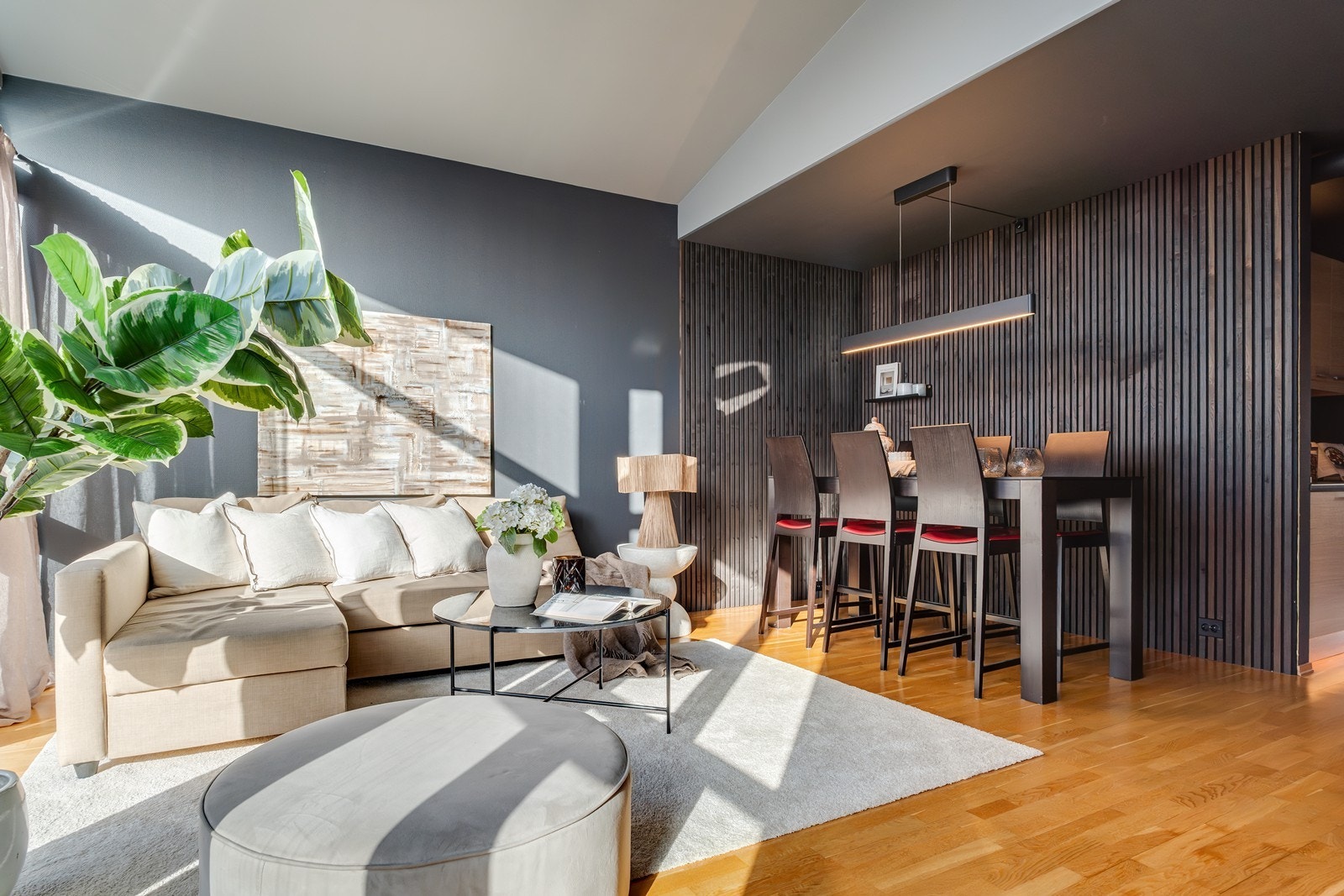 Lys og luftig stue med ekstra takhøyde som skaper en flott romfølelse. Galleribilde