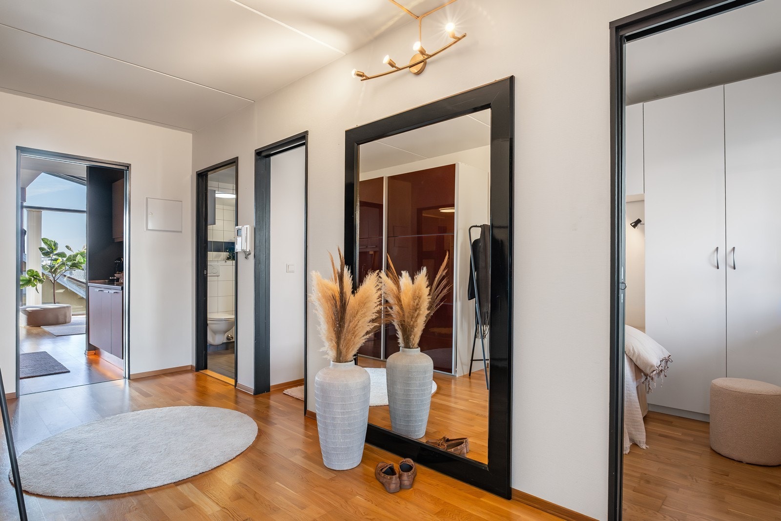 Stor og romslig gang med god plass til ulik møblering. Galleribilde