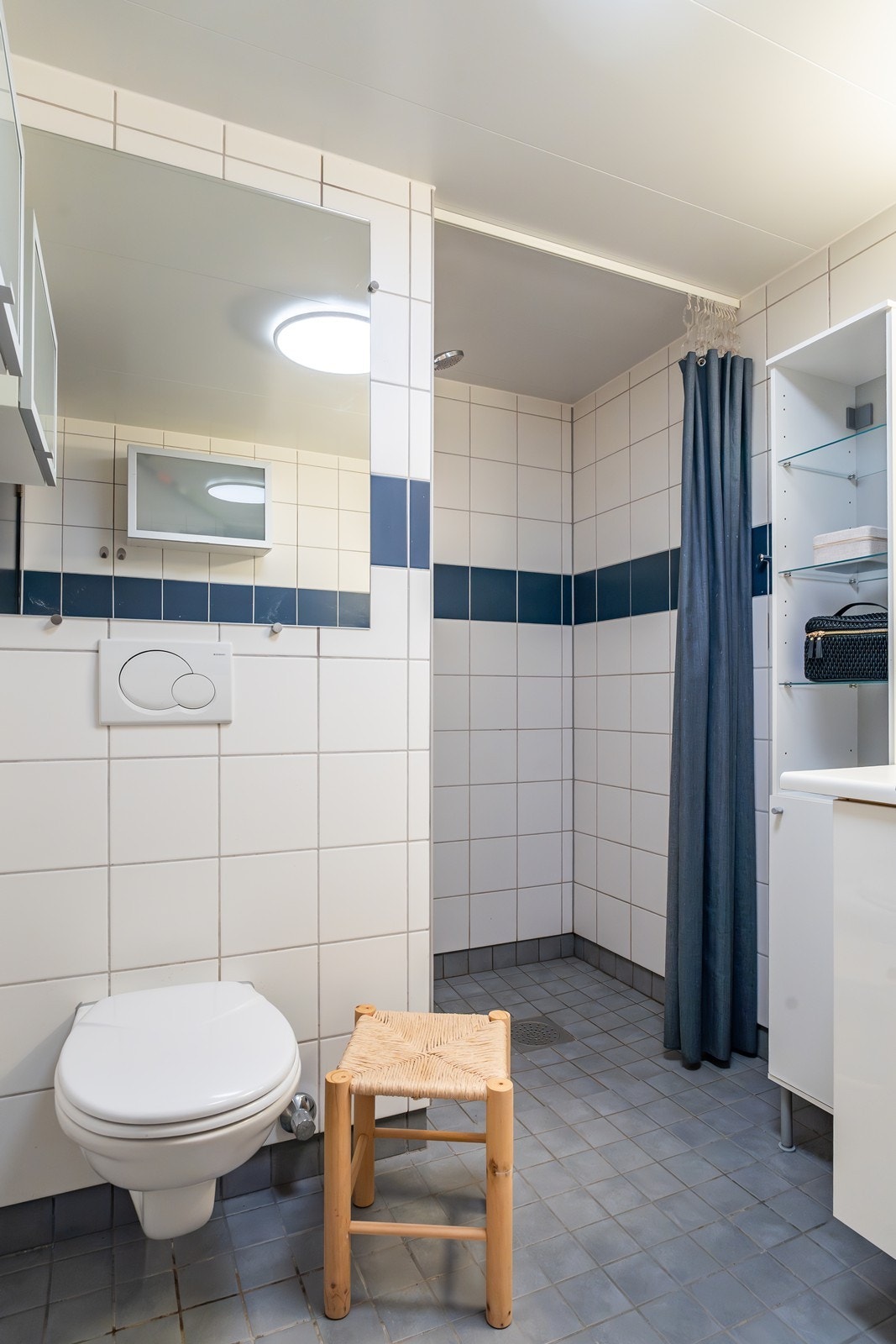 Stort dusjhjørne, praktisk plassert i nisje. Galleribilde