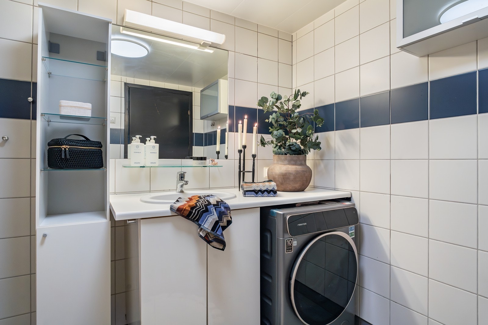 Funksjonell innredning med ekstra lagringsmuligheter og smart plassering for vaskemaskin. Galleribilde