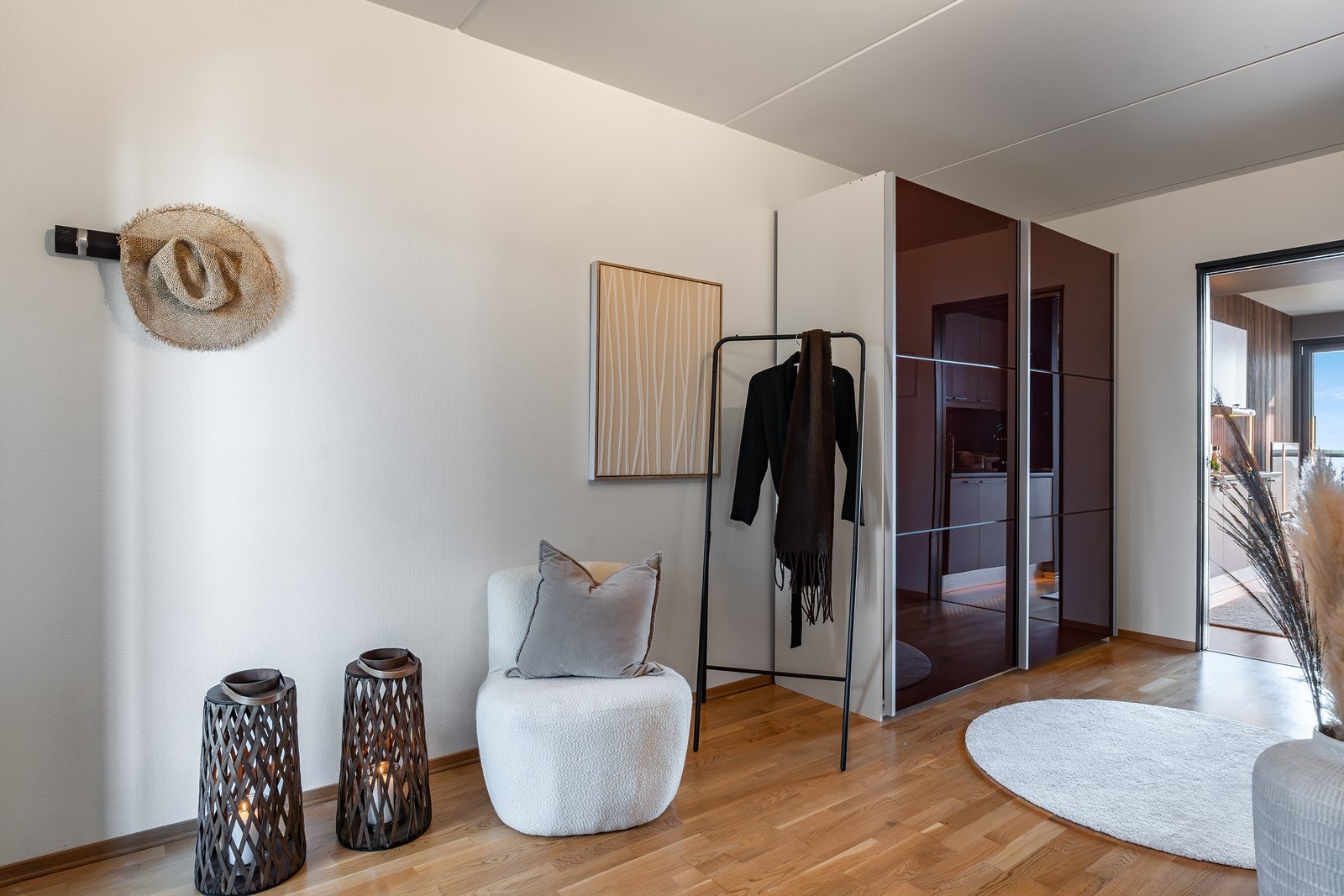 Gangen er innredet med stort garderobeskap som byr på godt med plass til oppbevaring av yttertøy og annet. Galleribilde