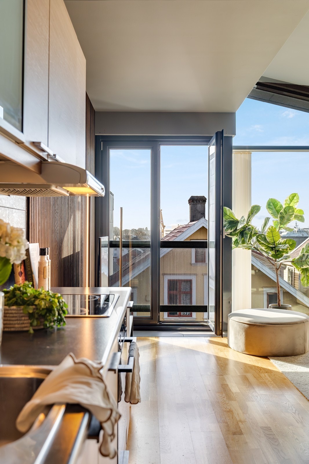 Den franske balkongen tilfører rommet en luftig og åpen følelse. Galleribilde