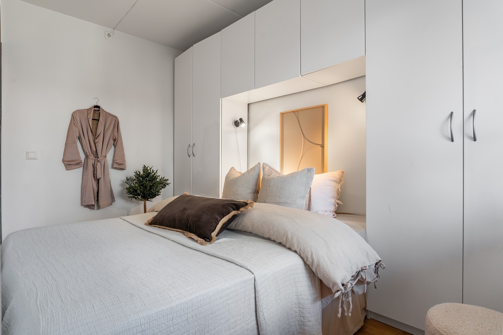 Soverommet er innredet med praktiske klesskap som rammer inn sengen og lager en praktisk nisje med plass til seng. Galleribilde