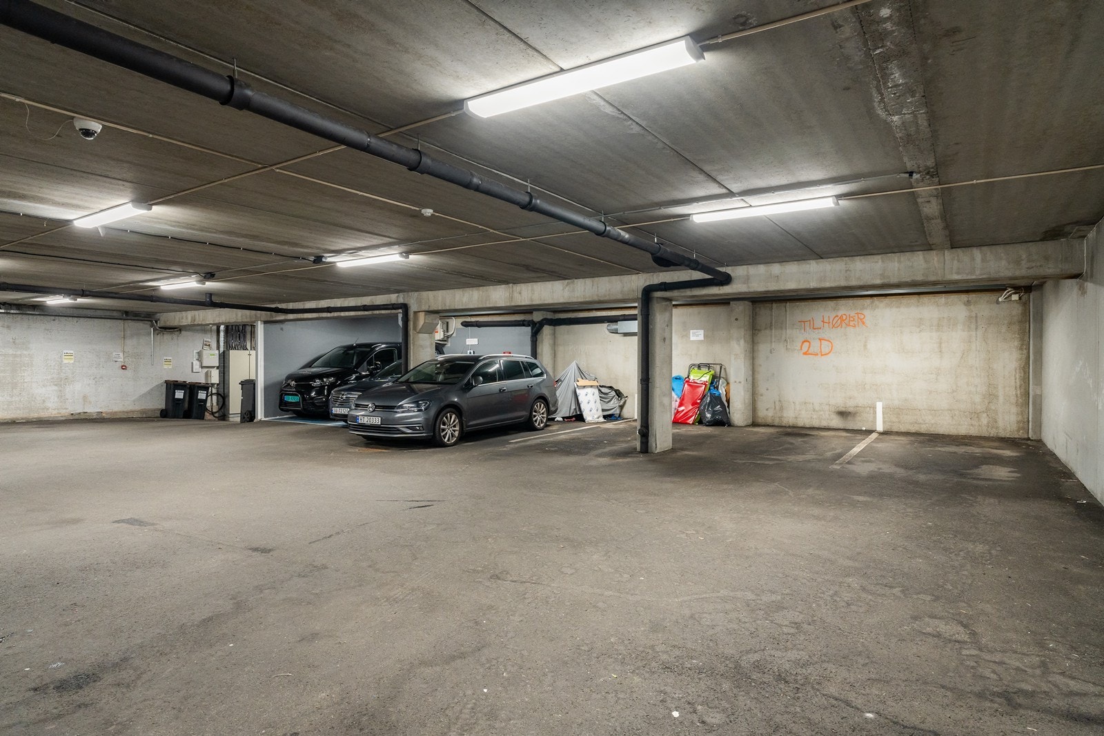 Praktisk garasjeplass i lukket anlegg, en sjelden fordel midt i bykjernen. Galleribilde