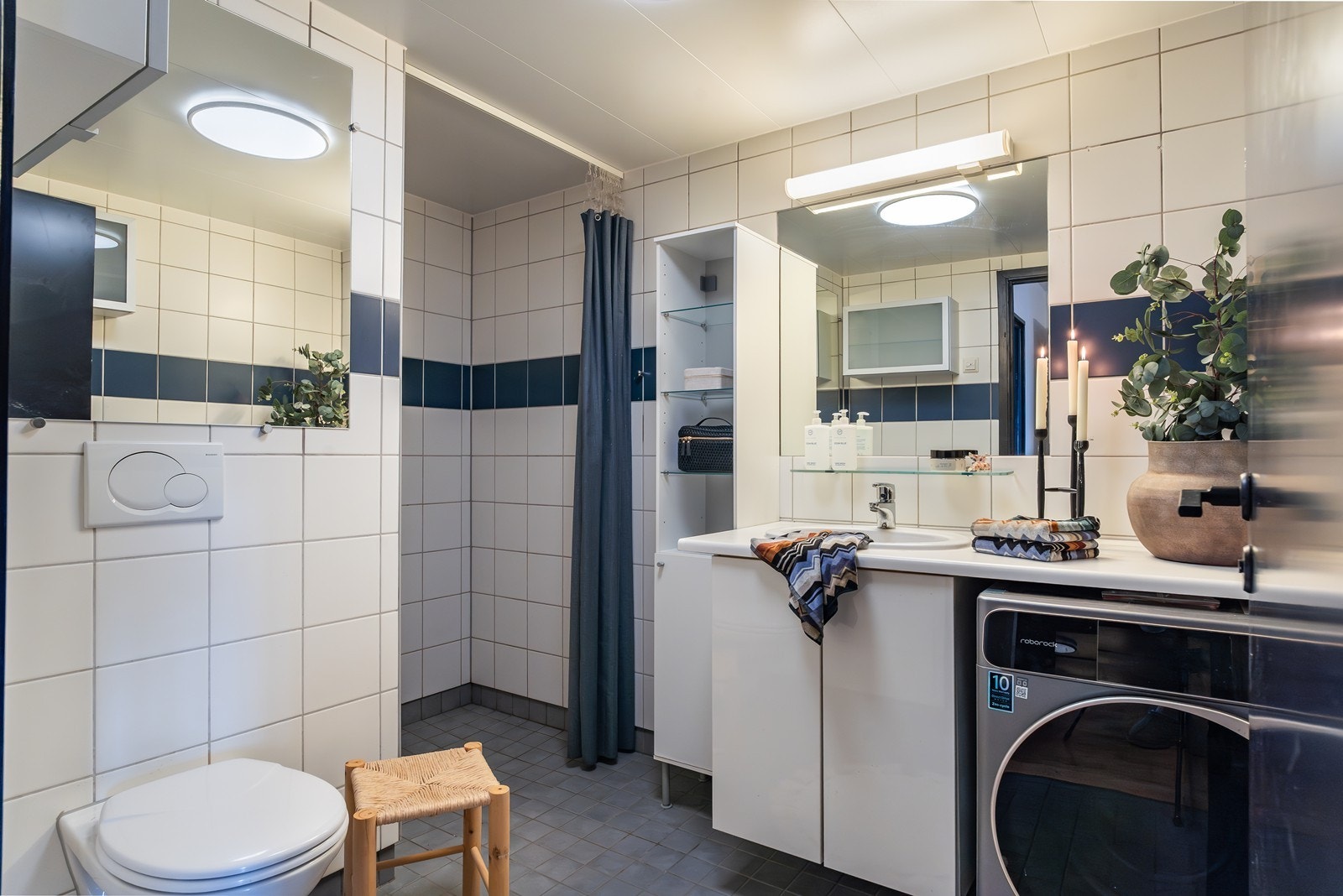 Stort, flislagt baderom med varmekabler i gulv. Galleribilde