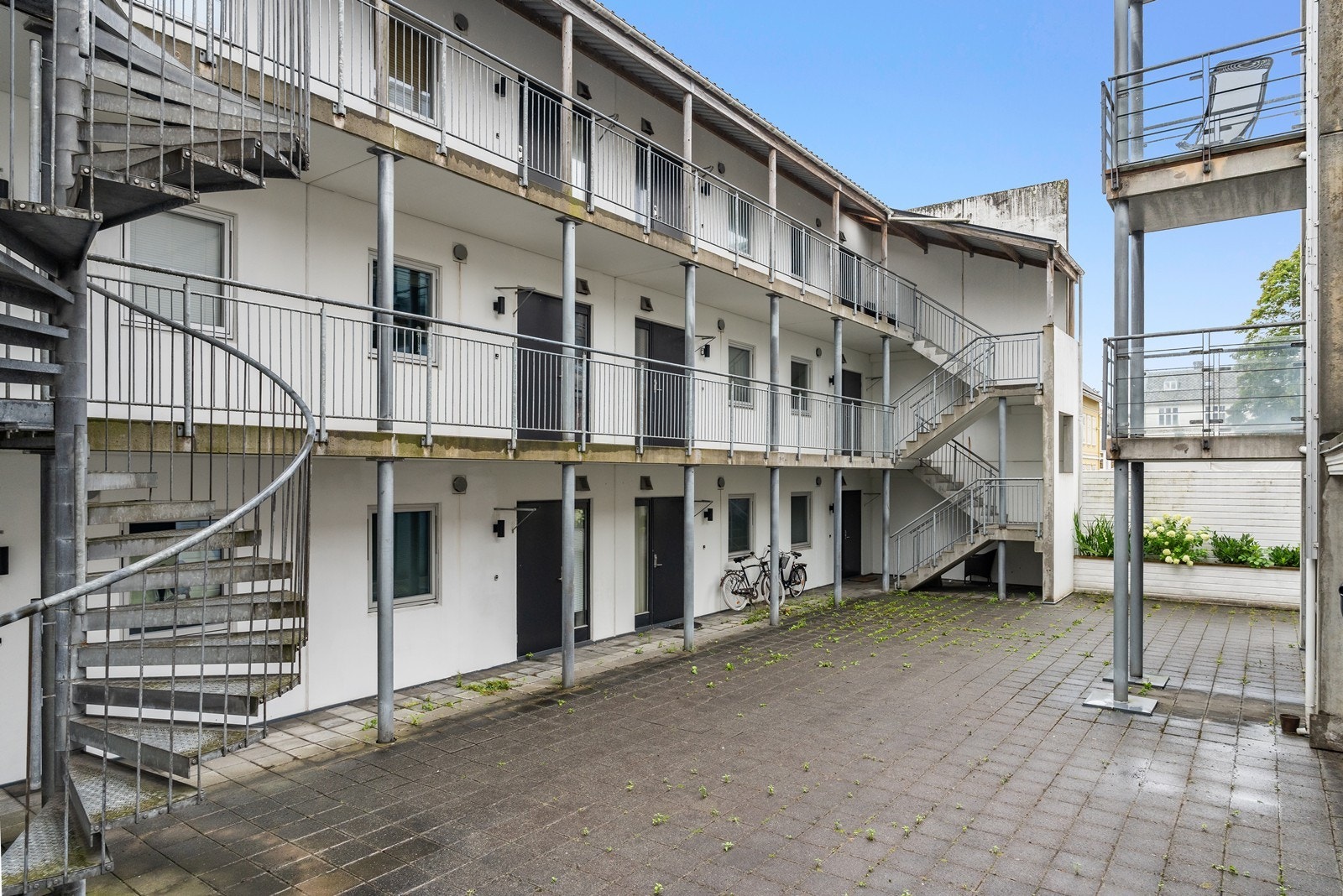 Trivelig felles bakgård med pen beplantning - et rolig og hyggelig sted å nyte uteområdene. Galleribilde