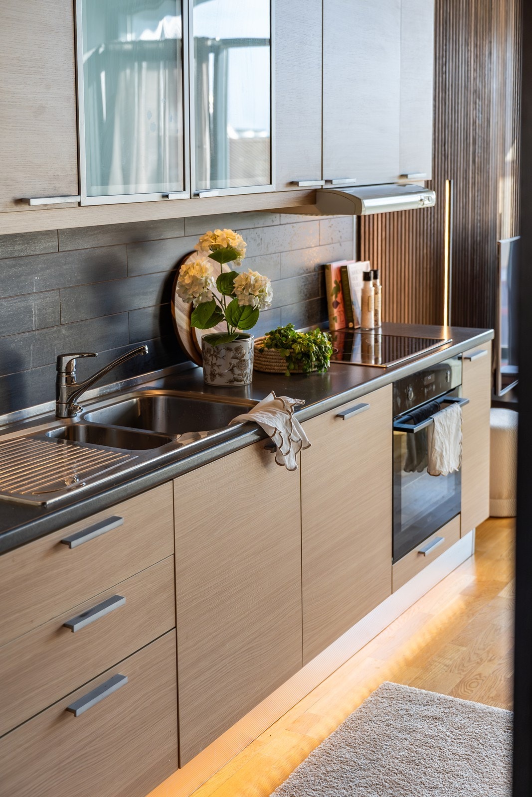 Rommet har moderne detaljer som spilevegger. Galleribilde