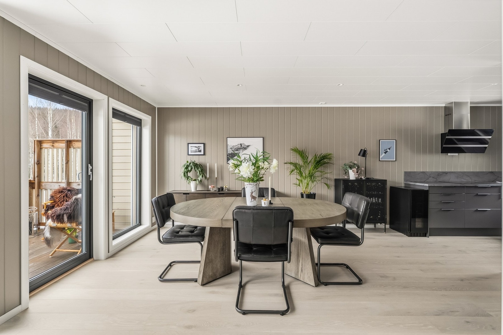 Stuen utgjør boligens naturlige samlingspunkt og har en god utforming som gir stor fleksibilitet med tanke på møblering. Galleribilde