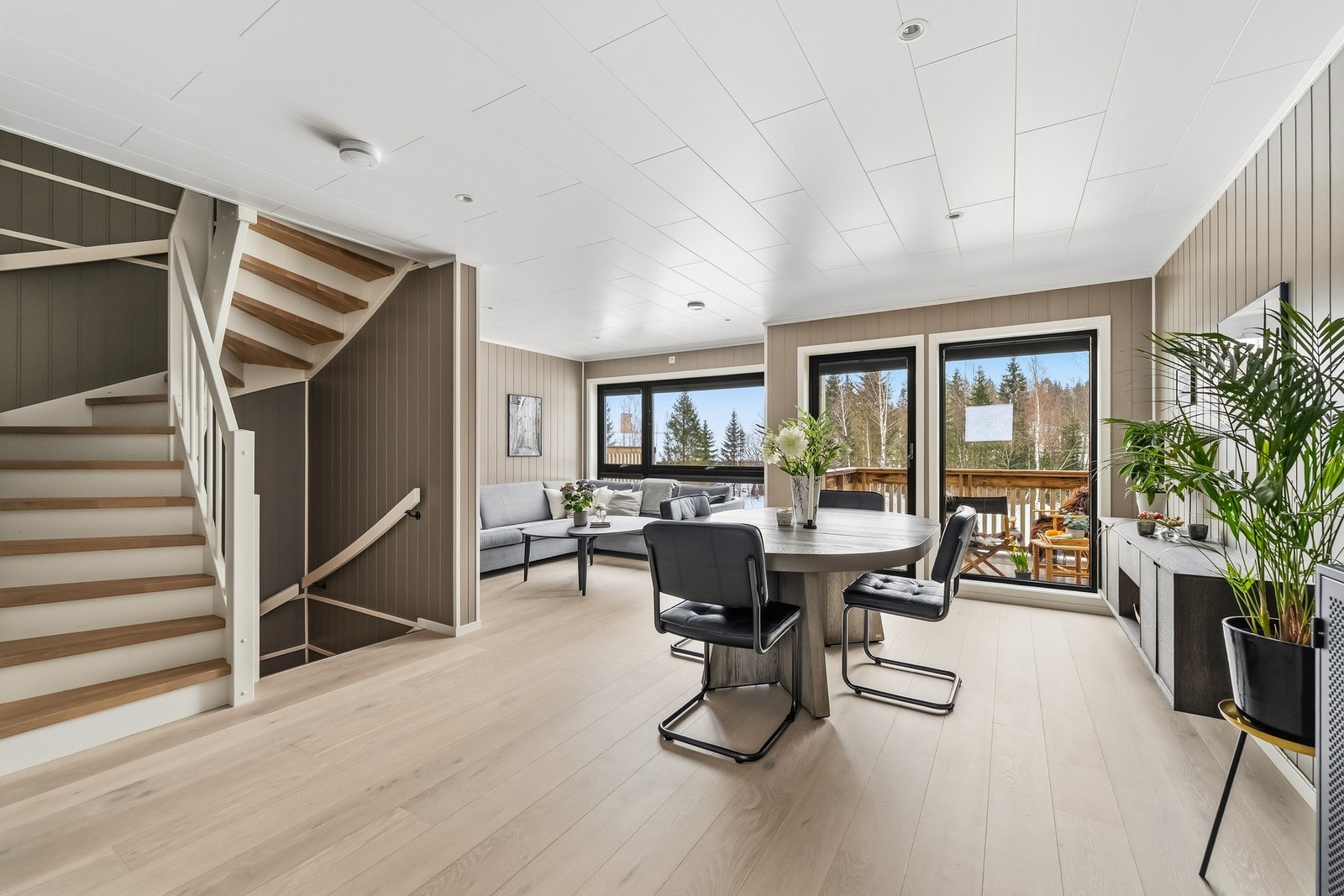 Oppgraderinger med bl.a. 1 stavs Boen parkett i alle rom, oppgraderte til mer eksklusive himling i 1 etg. Utvendig elektriske persienner i stue. Innvendig plissegardiner i alle rom. Galleribilde