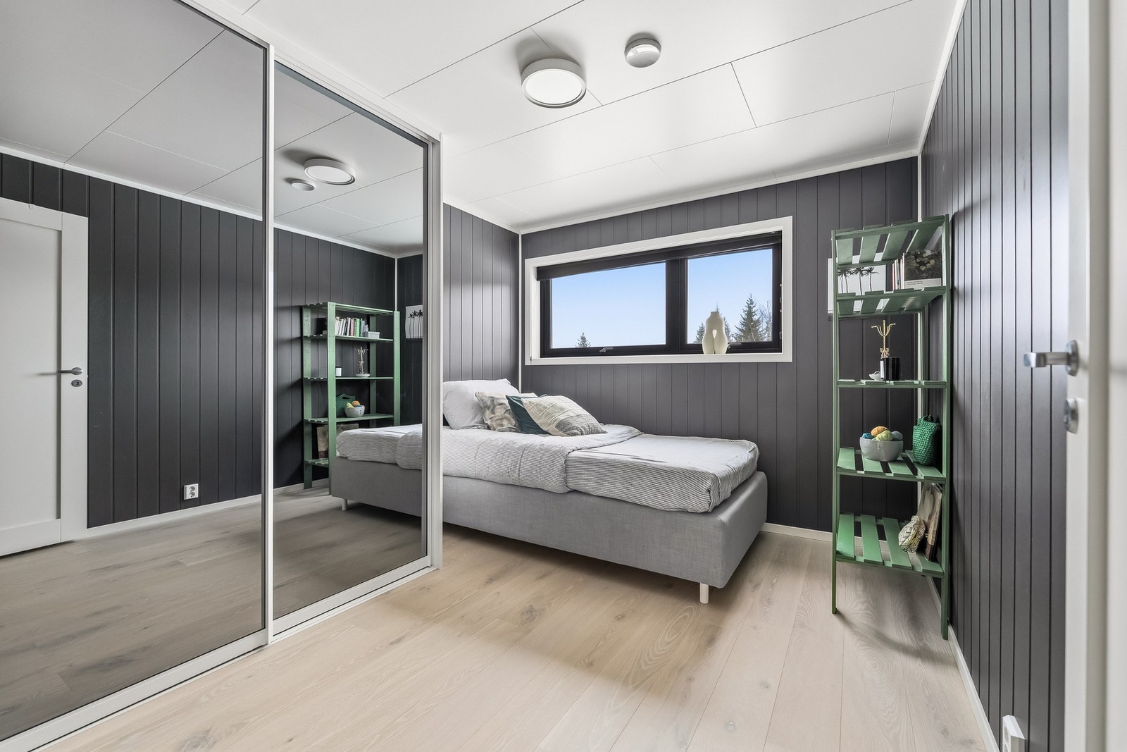 Soverom 1. I boligens andre etasje finner man tre gode soverom samlet på samme plan. Galleribilde