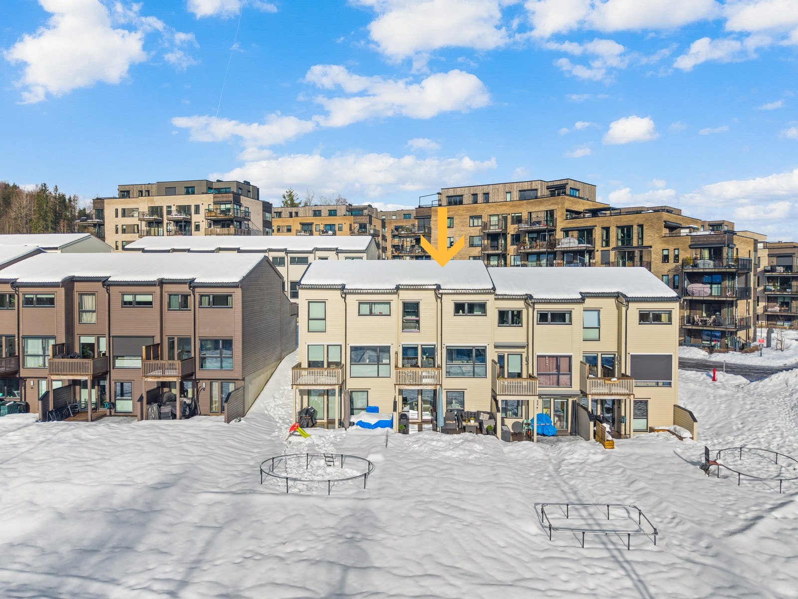 Boligen har en koselig hage uten gjenboere. Opparbeidet med en terrasse og plen. Ungene har god plass til en trampoline og område å boltre seg på. I tillegg har boligen flere hyggelige uteplasser - her kan du bare flytte deg etter sola. Galleribilde