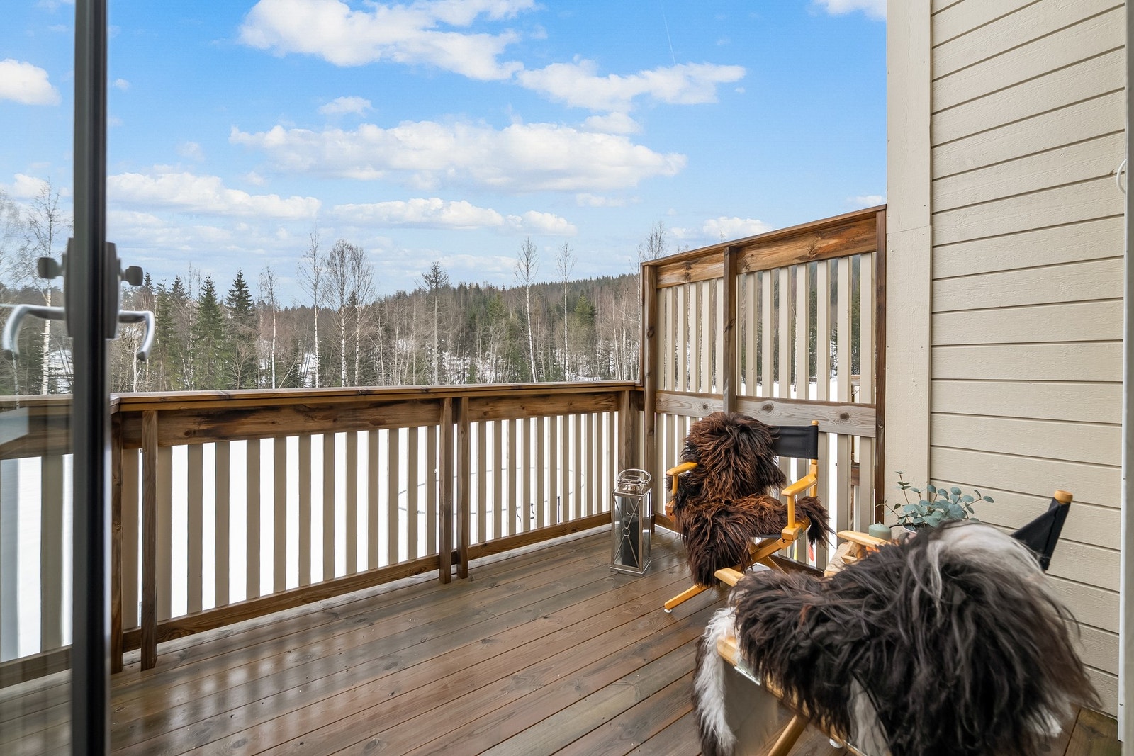 Veranda med adkomst fra stue/kjøkken i 1.etasje. Kvernstubekken renne rolig forbi ved trærne. Galleribilde