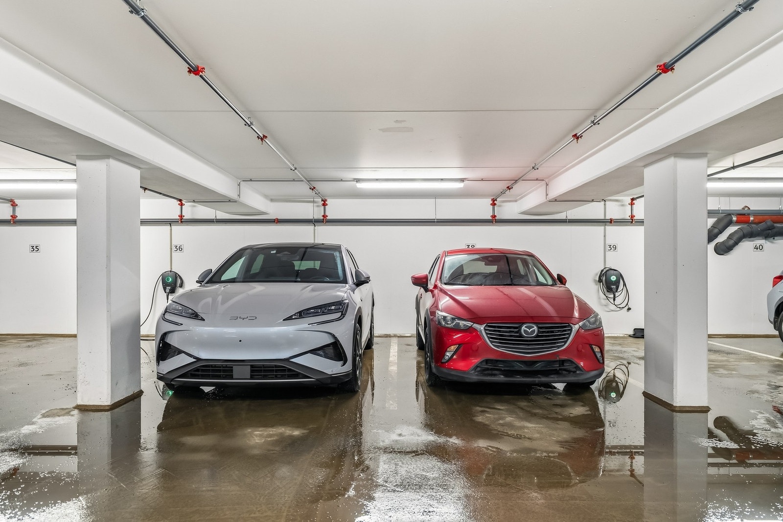 Det medfølger to biloppstillingsplasser. De er plassert med kort vei til boligen. Galleribilde