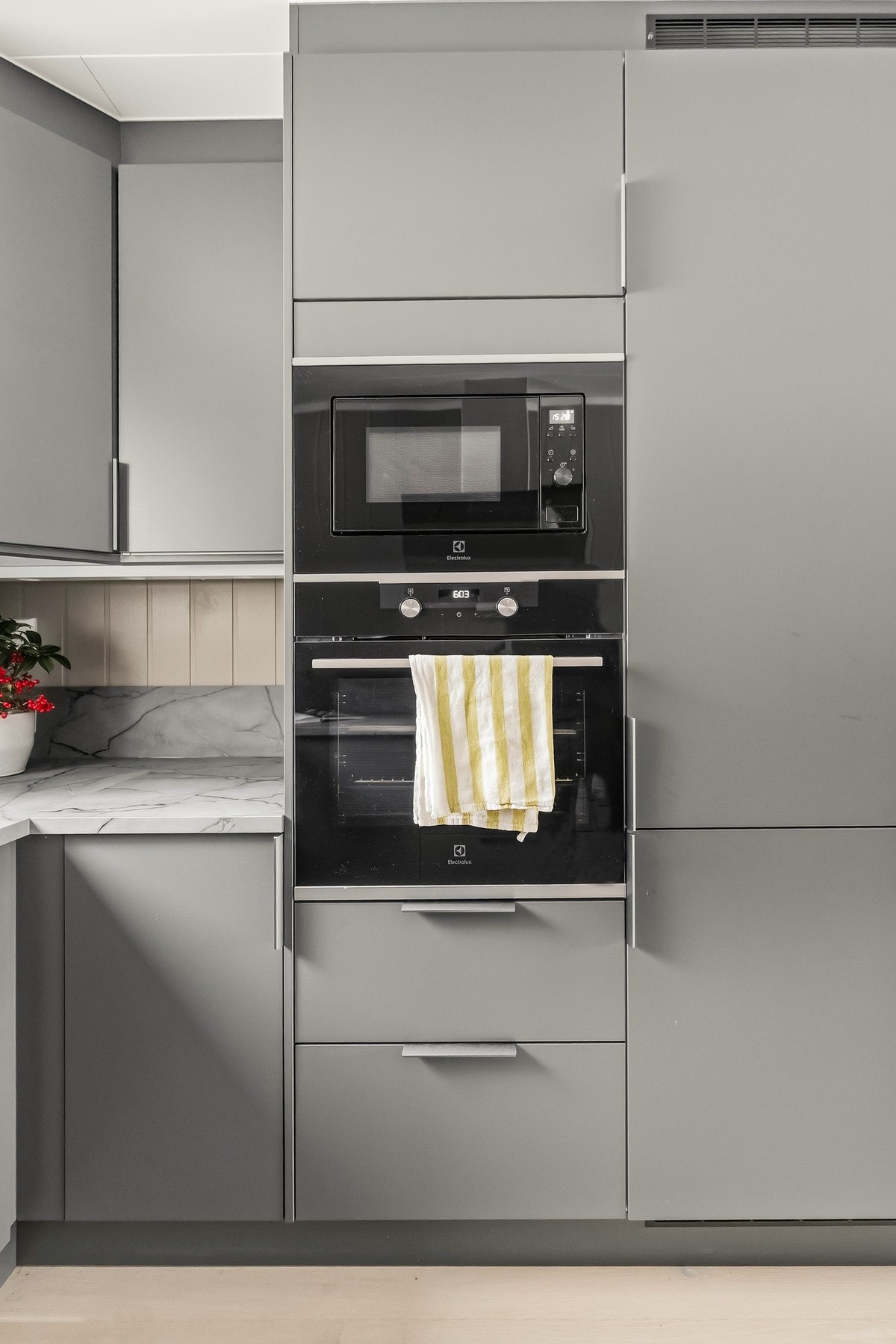 Kjøkkenet påkostet og er utstyrt med kjøle og fryseskap, oppvaskmaskin, mikroovn samt stekeovn og induksjonstopp. Galleribilde