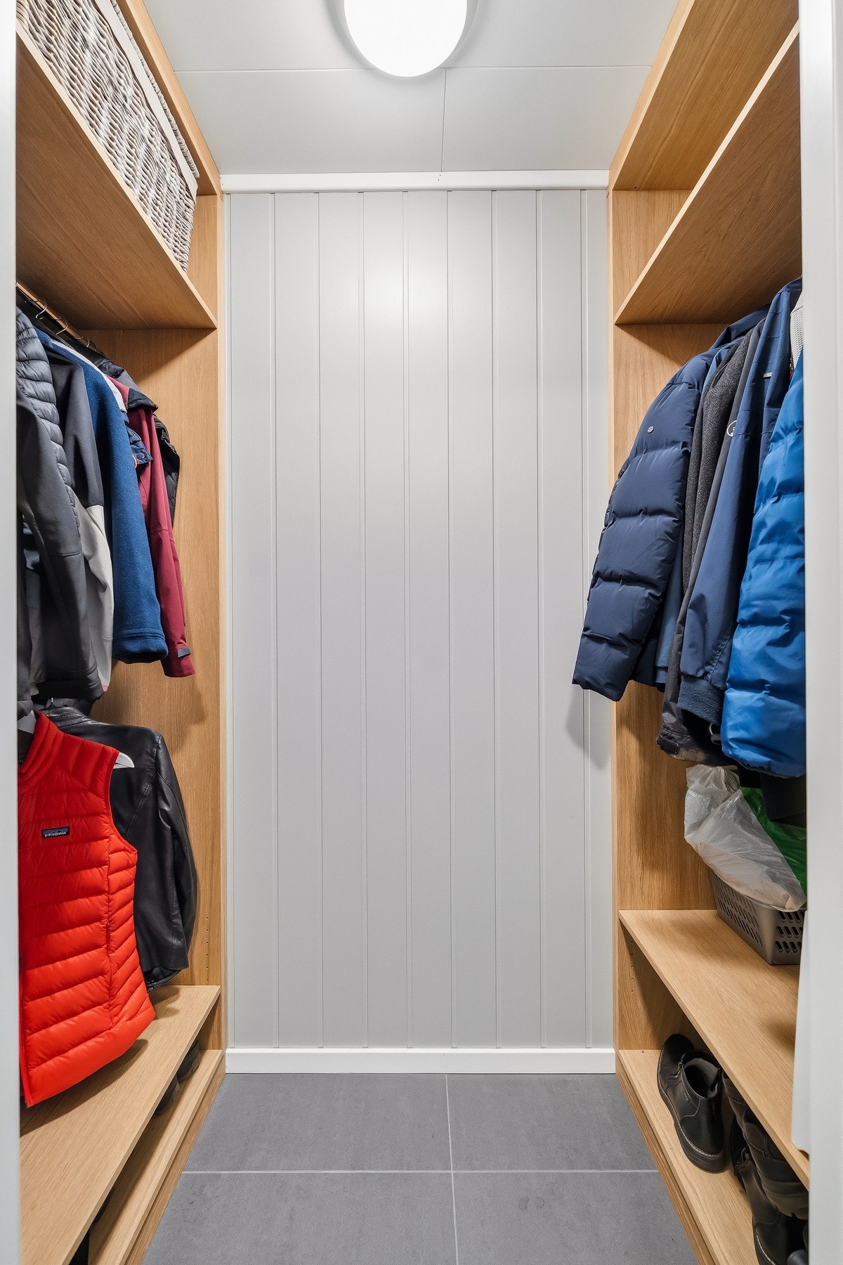 Garderobe ved gang. Plassbygd lagring (lagd av lokal møbelsnekker). Galleribilde
