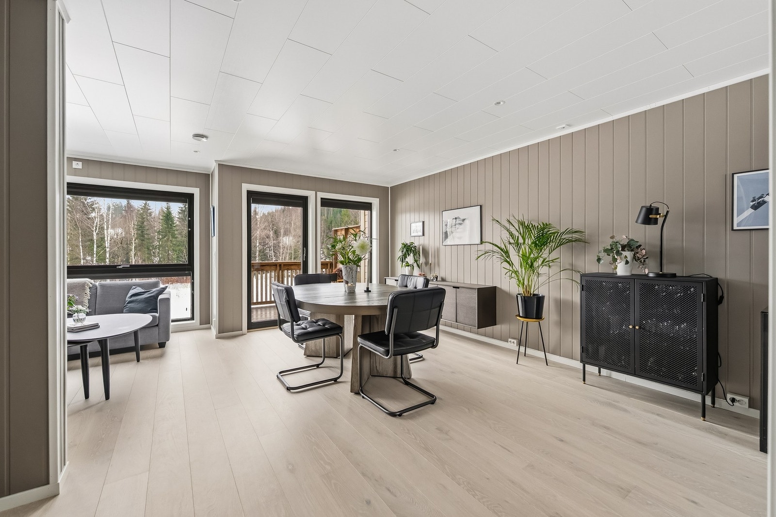 Boligen bærer preg av forsiktig bruk og har særs lite slitasje. Fra stuen er det utgang til en solrik veranda på ca. 5,5 kvm. Galleribilde