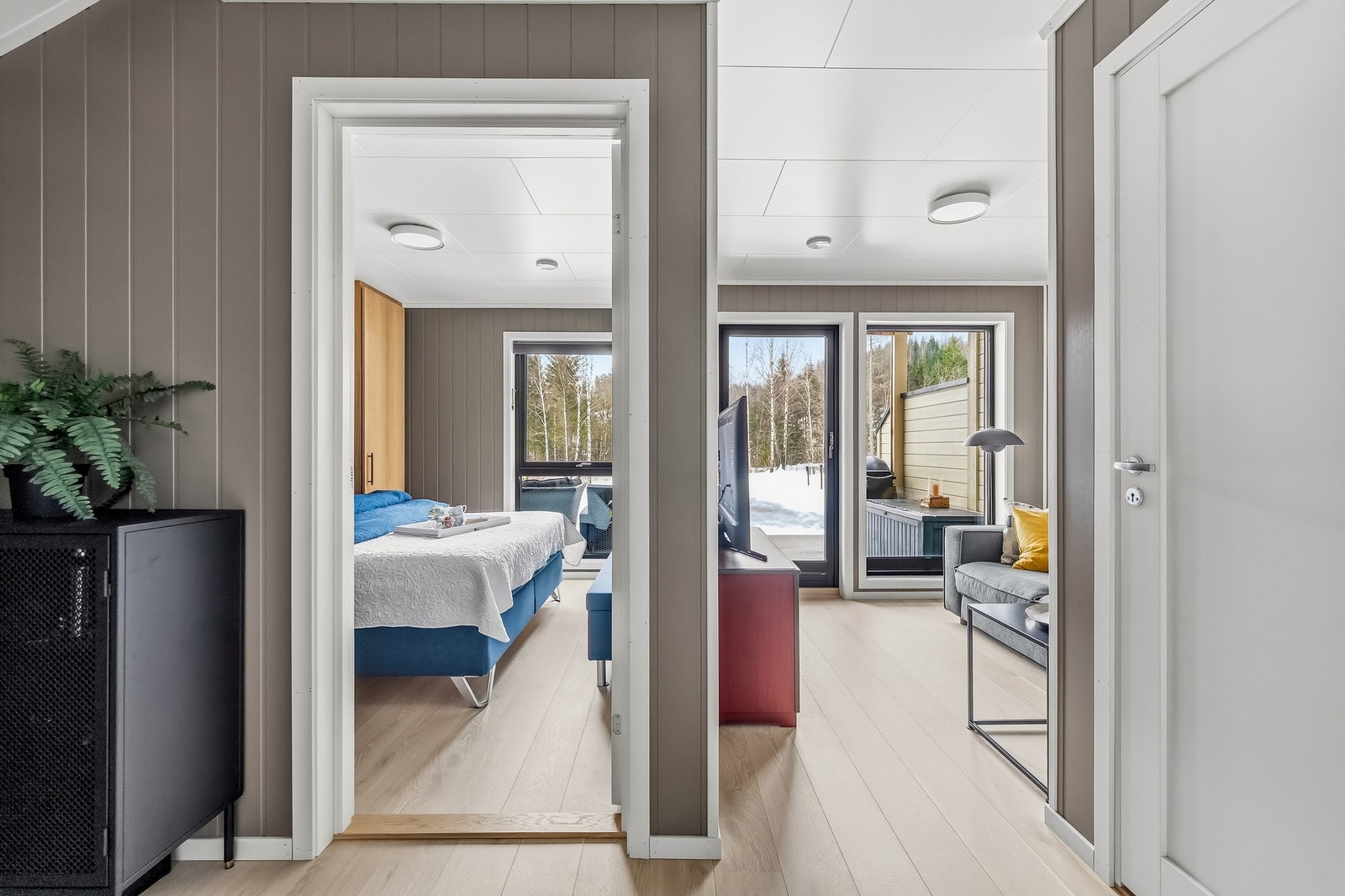 Soverom til venstre, kjellerstue i midten og dør til ekstra lagringsplass/garderobe til høyre. Galleribilde