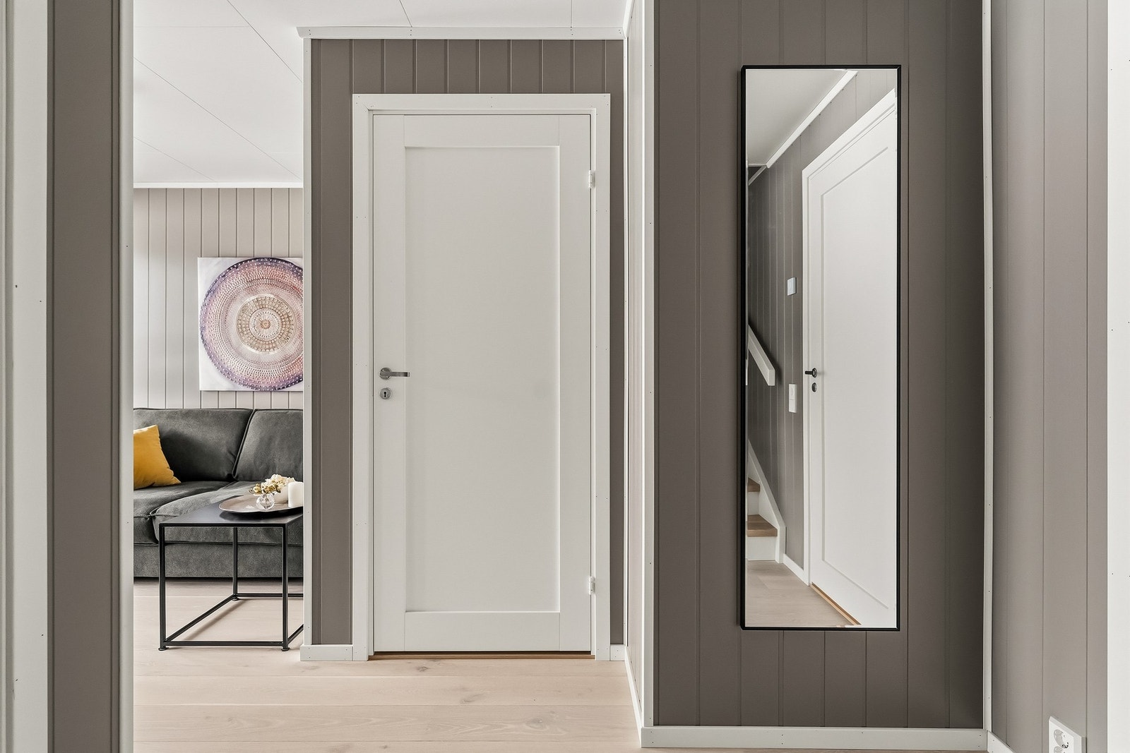 Midt i bildet er laget ekstra lagringsplass/garderobe. Kjellerstue inn til venstre i bildet. Galleribilde