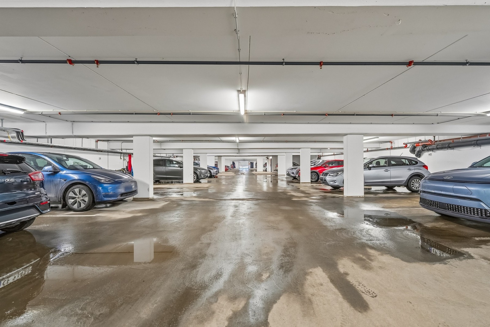 Garasjeanlegg i blokka. Galleribilde