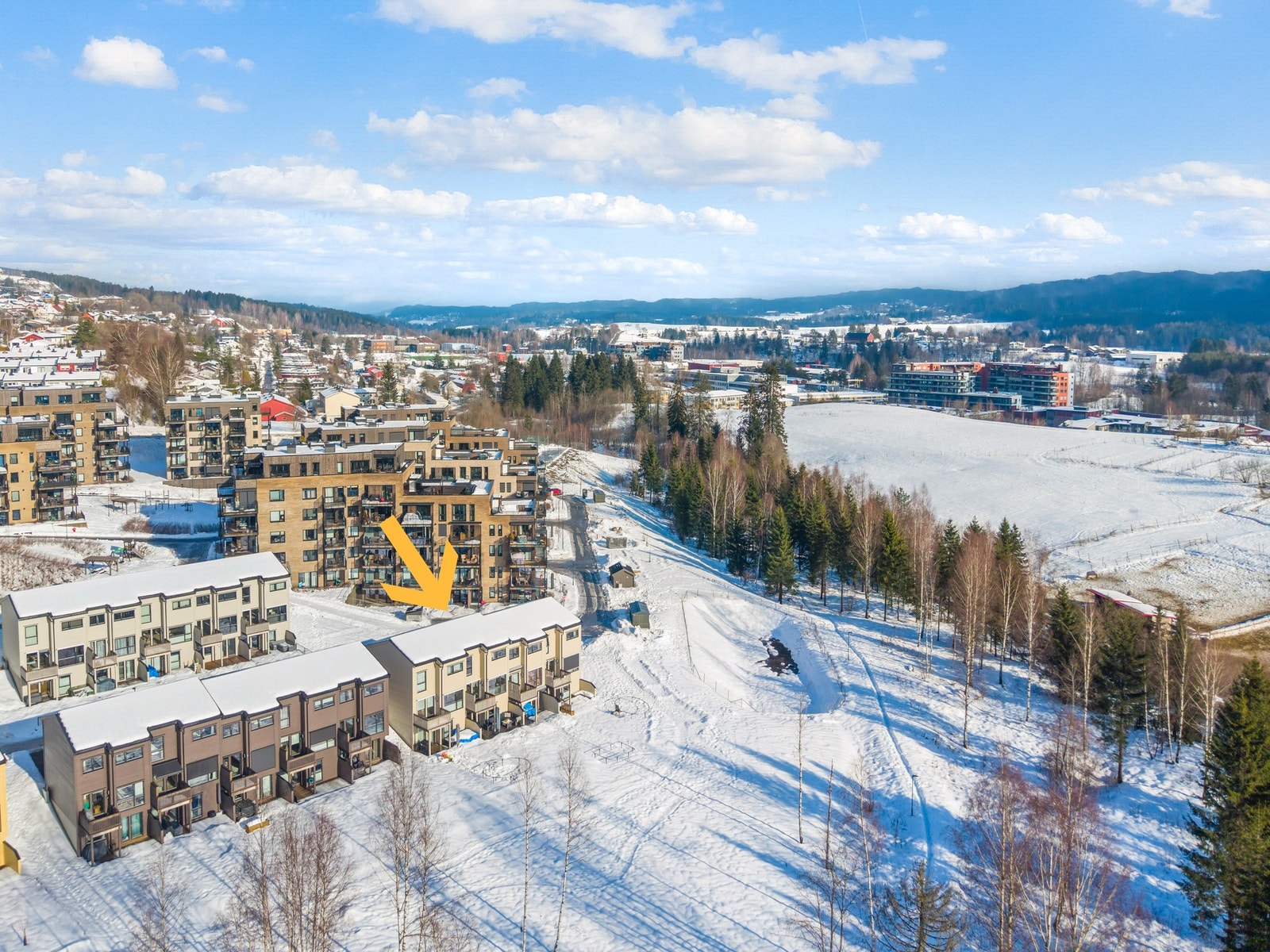 Kjell Olav Bårdseng viser deg Kvernstujordet 11. Betydelig oppgardert og påkostet rekkehus i utkanten av feltet. Galleribilde