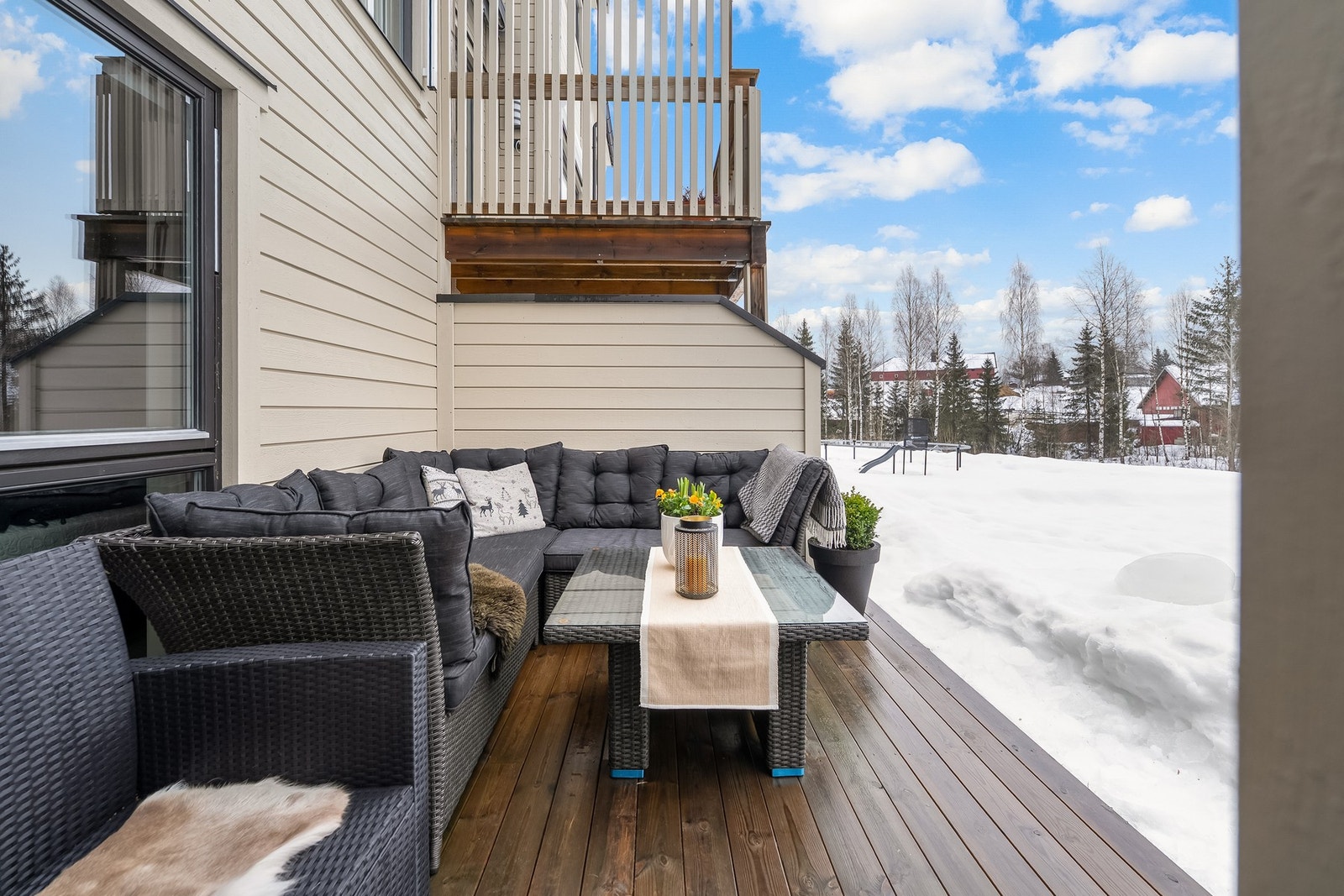 Terrasseplatting med adkomst fra kjellerstue i underetasje. Gode solforhold og grenser til friområde. Galleribilde