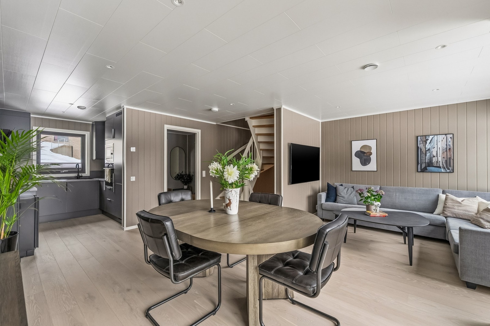 Oppgraderte alle dører på kjøkkeninnredingene. Ekstra overskap på kjøkken, integrert microovn og karusell hjørneskap. Galleribilde