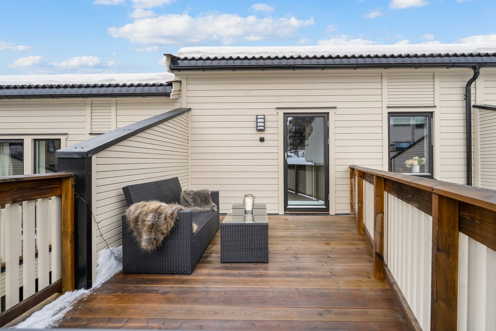 Terrasse/veranda i trekonstruksjon, med adkomst fra gang i 2.etasje, ca 11 kvm. Galleribilde