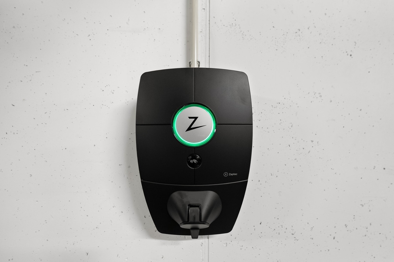 Det er satt opp lader på en av de to plassene. Galleribilde