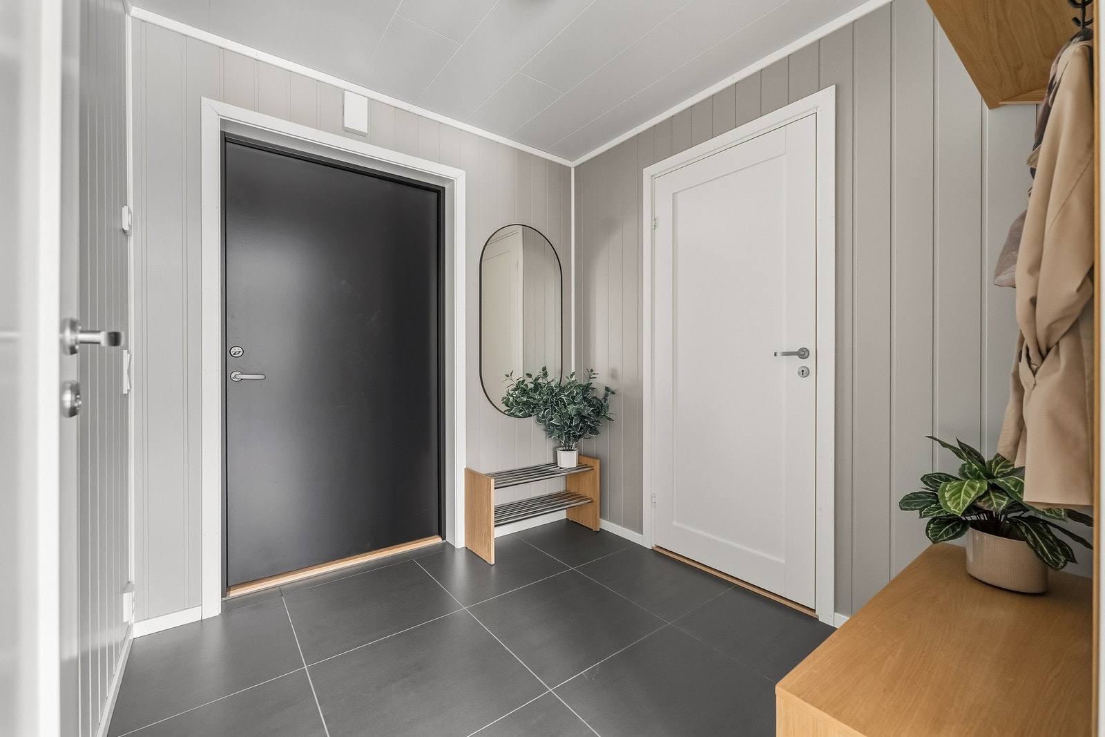 Gangen er oppgradert til 60 X 60 fliser i gang. Galleribilde