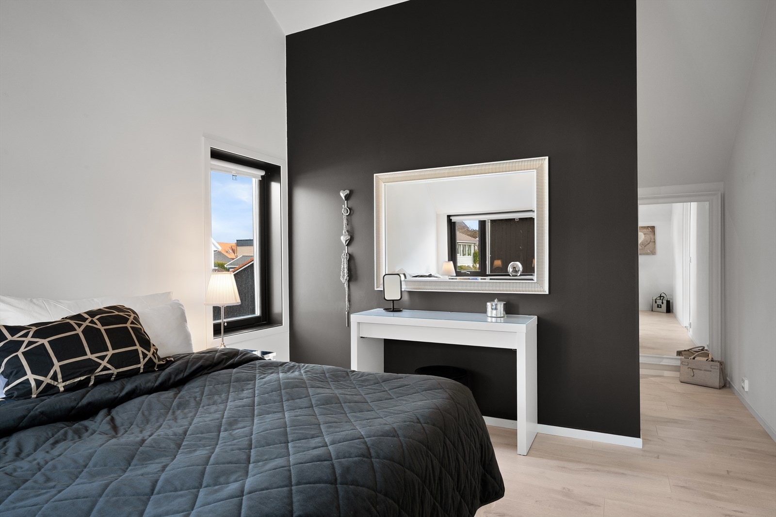 Takhøyden sammen med god vindusbruk skaper herlig atmosfære. Galleribilde