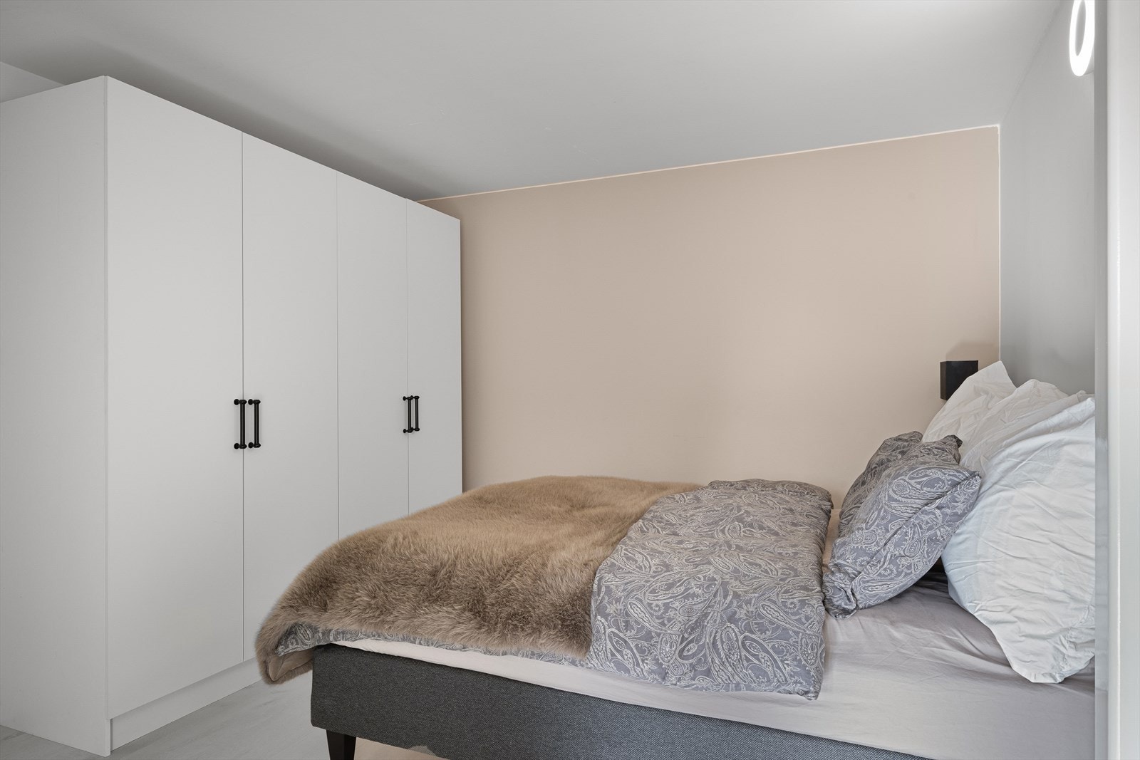 UTLEIEDEL: oppholdsrom med god plass for både møbler og skap. I dag brukt som soverom (ikke godkjent). Galleribilde